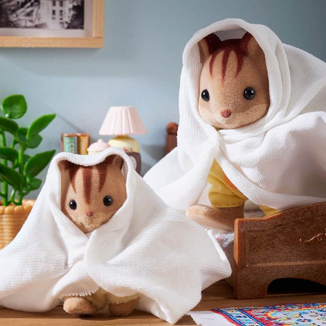 シルバニアファミリー【公式】 さんのインスタグラム写真 - (シルバニアファミリー【公式】 Instagram)「シルバニア村にはきょうだい、しまいがいっぱい♪  いっしょにあそんだり、あやしてあげたり、みんなとっても仲良しです✨  みなさんはどのきょうだい、しまいがお気に入りですか？  ぜひ、教えてくださいね😊  #シルバニアファミリー #シルバニア #sylvanianfamilies #calicocritters #sylvanian #ドールハウス #dollhouse #ミニチュア #miniature #かわいい #可愛い #cute #癒し #癒される #kawaii  #nationalsiblingsday #兄弟姉妹の日 #兄弟 #姉妹」4月10日 17時00分 - sylvanianfamilies_jp