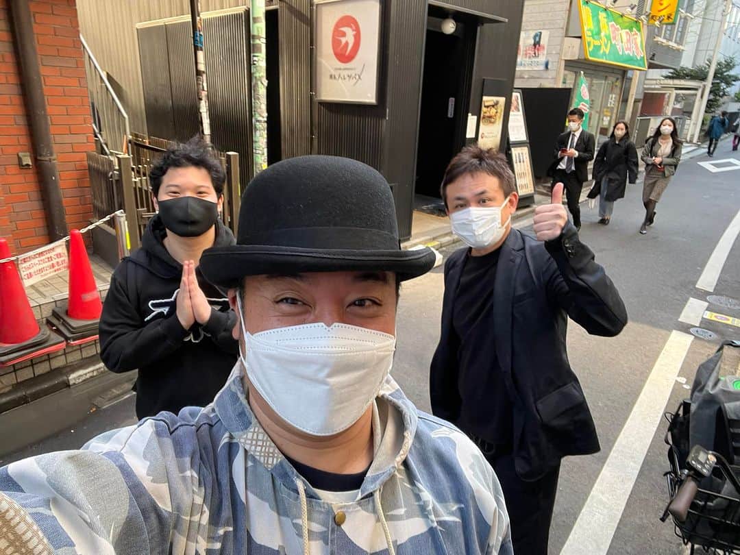 与座よしあきのインスタグラム：「今日の[何でも一緒に考える]は新しいスマホケースわ考える！でした！！  もう色んなケースが出尽くしてる感じだけどもそれでもまだそこには何かあるだろうと、ほとんどトイレの話をしながら斬新なスマホケースを考えました！  採用されるの楽しみにしておりますよ！！」