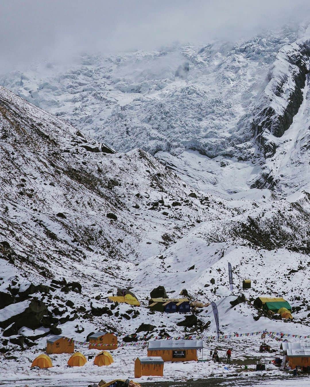 石川直樹さんのインスタグラム写真 - (石川直樹Instagram)「#Annapurna BC, #Nepal. サミットプッシュ再び、です。明日出発して、15日の登頂を目指す。予定通りに進んだ試しがないがないのでわかりませんが…。ただ、これが最後のチャンスか。 . そろそろ日本を出て1ヶ月…。ネパール入国のとき、30日ビザと90日ビザのどちらにするか迷った末に90日ビザにしてよかった…。高かったけど。あやうく不法滞在になるとこだった。 . C1にデポしてきたマミヤ7IIやフィルムが雪に埋もれてないか。C2にデポしてきたダウンスーツが雪崩で吹き飛ばされてないか。色々心配…。すべては行ってみないとわからない。。 . 通算200泊くらいしている寝袋の結露がひどくなっている。そろそろ替えどきかもしれない。あと、ナルジンボトルはどのくらい洗わないとレジオネラ菌が繁殖するんだろうか。気になってきた…。 . ベースキャンプでネット接続できるのは、KDDIさんが協力してくださったからです。衛星電話#インマルサット BGAN Explorer510を使っています。どうもありがとうございます。 . リコーのGRのイベントが22日に高松であるんだけど、それまでに帰国できるのか、自分…（申し込み詳細はリンク先News欄に）。とにかく上には衛星電話を持っていけないので、しばらく更新が途絶えます。では、明日から行ってきます。 . 写真は4200mのアンナプルナ北側のベースキャンプ。自分がいるキャンプ地から対岸を撮っているので、ぼくたちのテントは写ってないのですが。 . #himalayas」4月10日 17時02分 - straightree8848