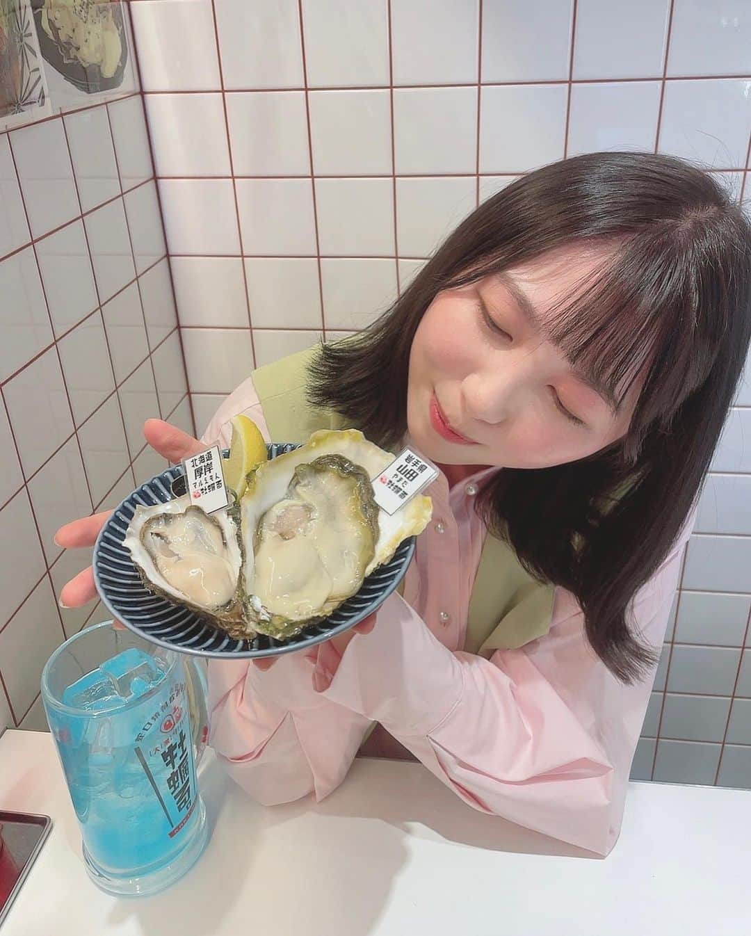 佐々木晴花さんのインスタグラム写真 - (佐々木晴花Instagram)「・ ・ 🐷はるはるのご褒美グルメ🐷  【大衆サカバ 牡蠣る。赤坂店】さん✨ @kakiru_akasaka   📍東京都港区赤坂3-21-8 高和赤坂ビル B1F 赤坂見附駅から徒歩2分  全卓蛇口焼酎を完備！生牡蠣をはじめ、映えるお料理と店内が素敵な大衆酒場🍻  とある日の14時から…ほろ酔っちゃってごめんなさい🙏完全に楽しくなってる写真失礼致します😂  産地直送の生牡蠣はプリプリとろとろ新鮮😭💗 とんでもない美味しさで撃ち抜かれました🥴🍺 席に備えられた蛇口からは焼酎が✨ 割り物はお好きなものを選んでね！ 私はしそサワーにして飲むのが好きでした😋  そしてなんと！1周年記念の感謝を込めて5000円以上相当するプレートを3800円で提供するそうなのですが、はるはるが考えた商品名を採用していただきました😭😳✨ 恐縮です。ありがとうございます🙇‍♀️  「牡蠣オールスター感謝祭」  はい…🫣赤坂にあるお店ですし…🫣 どうですか？🫣 ボリューム満点のプレート、めっちゃ美味しいので是非食べてみてね💗  お店の雰囲気も良く、店員さんたちもすごく優しくて話しやすい方ばかりですので、おひとり様でも行きやすいのかなと思いました✨ お近くの皆様、そうでない方も、是非！！！ 美味しい牡蠣、美味しいお酒でご褒美満喫してみてはいかがでしょうか？🐷🍺✨ ・ ・ ・ #赤坂グルメ #東京グルメ #六本木グルメ　　 #新宿グルメ #新橋グルメ #赤坂見附グルメ #永田町グルメ  #生牡蠣#生牡蠣食べ放題 #牡蠣  #牡蠣バター #牡蠣フライ #お酒に合う料理  #お酒好き女子 #お酒好きな人と繋がりたい  #食いしん坊 #グルメ女子#グルメ旅#ご褒美グルメ  #グルメスタグラム #グルメ好きと繋がりたい  #グルメ女子 #アラサー女子#アラサー独身女子  #女優#俳優#ダンサー#RIZINガール#新人YouTuber  #PR」4月10日 17時08分 - haru2n.run