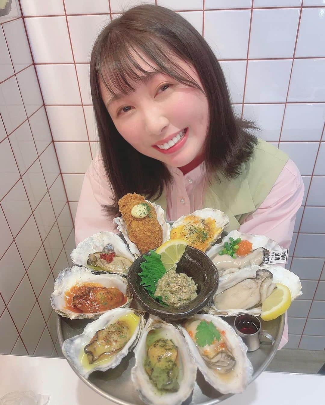 佐々木晴花さんのインスタグラム写真 - (佐々木晴花Instagram)「・ ・ 🐷はるはるのご褒美グルメ🐷  【大衆サカバ 牡蠣る。赤坂店】さん✨ @kakiru_akasaka   📍東京都港区赤坂3-21-8 高和赤坂ビル B1F 赤坂見附駅から徒歩2分  全卓蛇口焼酎を完備！生牡蠣をはじめ、映えるお料理と店内が素敵な大衆酒場🍻  とある日の14時から…ほろ酔っちゃってごめんなさい🙏完全に楽しくなってる写真失礼致します😂  産地直送の生牡蠣はプリプリとろとろ新鮮😭💗 とんでもない美味しさで撃ち抜かれました🥴🍺 席に備えられた蛇口からは焼酎が✨ 割り物はお好きなものを選んでね！ 私はしそサワーにして飲むのが好きでした😋  そしてなんと！1周年記念の感謝を込めて5000円以上相当するプレートを3800円で提供するそうなのですが、はるはるが考えた商品名を採用していただきました😭😳✨ 恐縮です。ありがとうございます🙇‍♀️  「牡蠣オールスター感謝祭」  はい…🫣赤坂にあるお店ですし…🫣 どうですか？🫣 ボリューム満点のプレート、めっちゃ美味しいので是非食べてみてね💗  お店の雰囲気も良く、店員さんたちもすごく優しくて話しやすい方ばかりですので、おひとり様でも行きやすいのかなと思いました✨ お近くの皆様、そうでない方も、是非！！！ 美味しい牡蠣、美味しいお酒でご褒美満喫してみてはいかがでしょうか？🐷🍺✨ ・ ・ ・ #赤坂グルメ #東京グルメ #六本木グルメ　　 #新宿グルメ #新橋グルメ #赤坂見附グルメ #永田町グルメ  #生牡蠣#生牡蠣食べ放題 #牡蠣  #牡蠣バター #牡蠣フライ #お酒に合う料理  #お酒好き女子 #お酒好きな人と繋がりたい  #食いしん坊 #グルメ女子#グルメ旅#ご褒美グルメ  #グルメスタグラム #グルメ好きと繋がりたい  #グルメ女子 #アラサー女子#アラサー独身女子  #女優#俳優#ダンサー#RIZINガール#新人YouTuber  #PR」4月10日 17時08分 - haru2n.run