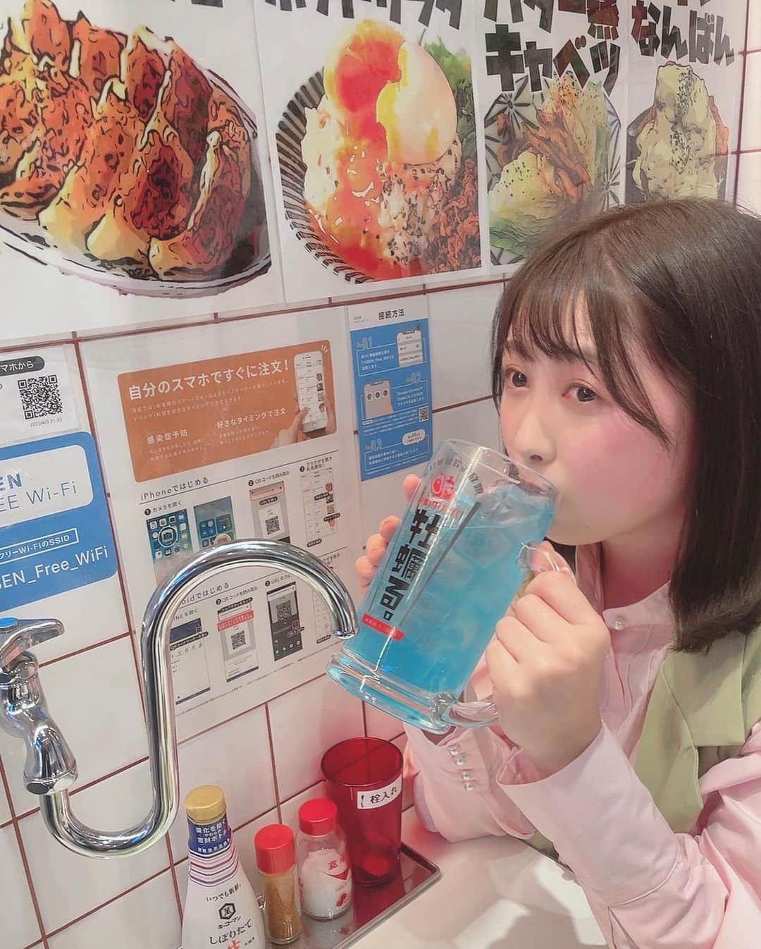 佐々木晴花さんのインスタグラム写真 - (佐々木晴花Instagram)「・ ・ 🐷はるはるのご褒美グルメ🐷  【大衆サカバ 牡蠣る。赤坂店】さん✨ @kakiru_akasaka   📍東京都港区赤坂3-21-8 高和赤坂ビル B1F 赤坂見附駅から徒歩2分  全卓蛇口焼酎を完備！生牡蠣をはじめ、映えるお料理と店内が素敵な大衆酒場🍻  とある日の14時から…ほろ酔っちゃってごめんなさい🙏完全に楽しくなってる写真失礼致します😂  産地直送の生牡蠣はプリプリとろとろ新鮮😭💗 とんでもない美味しさで撃ち抜かれました🥴🍺 席に備えられた蛇口からは焼酎が✨ 割り物はお好きなものを選んでね！ 私はしそサワーにして飲むのが好きでした😋  そしてなんと！1周年記念の感謝を込めて5000円以上相当するプレートを3800円で提供するそうなのですが、はるはるが考えた商品名を採用していただきました😭😳✨ 恐縮です。ありがとうございます🙇‍♀️  「牡蠣オールスター感謝祭」  はい…🫣赤坂にあるお店ですし…🫣 どうですか？🫣 ボリューム満点のプレート、めっちゃ美味しいので是非食べてみてね💗  お店の雰囲気も良く、店員さんたちもすごく優しくて話しやすい方ばかりですので、おひとり様でも行きやすいのかなと思いました✨ お近くの皆様、そうでない方も、是非！！！ 美味しい牡蠣、美味しいお酒でご褒美満喫してみてはいかがでしょうか？🐷🍺✨ ・ ・ ・ #赤坂グルメ #東京グルメ #六本木グルメ　　 #新宿グルメ #新橋グルメ #赤坂見附グルメ #永田町グルメ  #生牡蠣#生牡蠣食べ放題 #牡蠣  #牡蠣バター #牡蠣フライ #お酒に合う料理  #お酒好き女子 #お酒好きな人と繋がりたい  #食いしん坊 #グルメ女子#グルメ旅#ご褒美グルメ  #グルメスタグラム #グルメ好きと繋がりたい  #グルメ女子 #アラサー女子#アラサー独身女子  #女優#俳優#ダンサー#RIZINガール#新人YouTuber  #PR」4月10日 17時08分 - haru2n.run