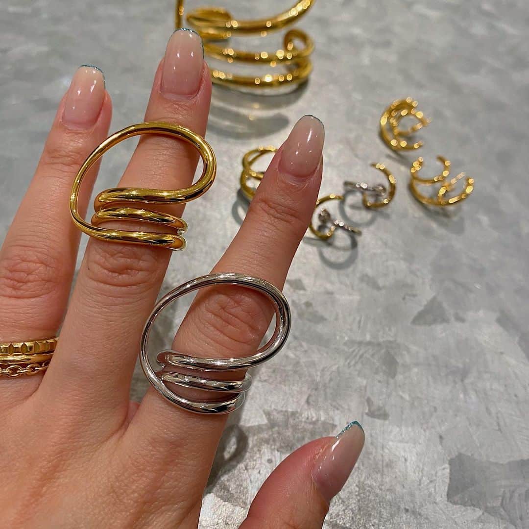 H BEAUTY&YOUTHさんのインスタグラム写真 - (H BEAUTY&YOUTHInstagram)「＜Charlotte Chesnais＞ ROUND TRIP RING  Gold: ¥105,600 Silver: ¥99,000 BAGUE TRIPLET RING ¥107,800 HANA BICOLOR EARRINGS ¥95,700 ROUND TRIP BANGLE ¥283,800 BOUCLE D'OREILLE TRIPLET EARRING (single) ¥75,900  #H_beautyandyouth #エイチビューティアンドユース @h_beautyandyouth  #BEAUTYANDYOUTH #ビューティアンドユース #Unitedarrows #ユナイテッドアローズ #charlottechesnais @charlottechesnais」4月10日 17時04分 - h_beautyandyouth