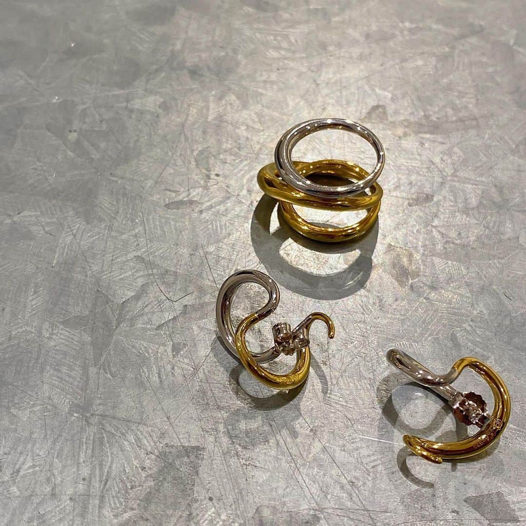 H BEAUTY&YOUTHさんのインスタグラム写真 - (H BEAUTY&YOUTHInstagram)「＜Charlotte Chesnais＞ ROUND TRIP RING  Gold: ¥105,600 Silver: ¥99,000 BAGUE TRIPLET RING ¥107,800 HANA BICOLOR EARRINGS ¥95,700 ROUND TRIP BANGLE ¥283,800 BOUCLE D'OREILLE TRIPLET EARRING (single) ¥75,900  #H_beautyandyouth #エイチビューティアンドユース @h_beautyandyouth  #BEAUTYANDYOUTH #ビューティアンドユース #Unitedarrows #ユナイテッドアローズ #charlottechesnais @charlottechesnais」4月10日 17時04分 - h_beautyandyouth