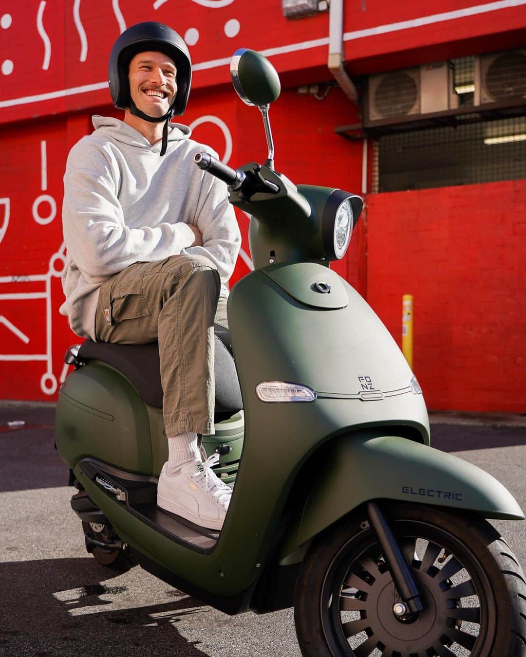 カーティス・マーシャルのインスタグラム：「Cruising around Perth on my @fonzscooter Arthur moped! 50km range, 50kmph top speed. ⚡️ What more could you need? Perfect for city coffee’s with the boys before training. ☕️ @fonzmoto  #fonz #ingoodenergy #electric #moped」