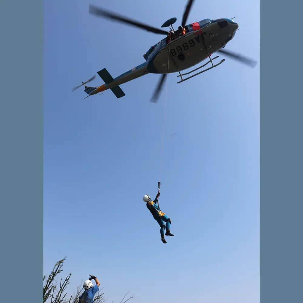 大阪府警察さんのインスタグラム写真 - (大阪府警察Instagram)「【空へ！】 航空隊と広域緊急援助隊が合同で救助訓練を行っている様子です。  #大阪府警察公式 #大阪府警察 #大阪府警 #府警 #警察 #警察官 #おまわりさん #航空隊 #広域緊急援助隊 #空へ #ヘリコプター #救助訓練 #第46回広報用写真コンクール #応募作品 #府民を守る」4月10日 17時07分 - fukei_koho