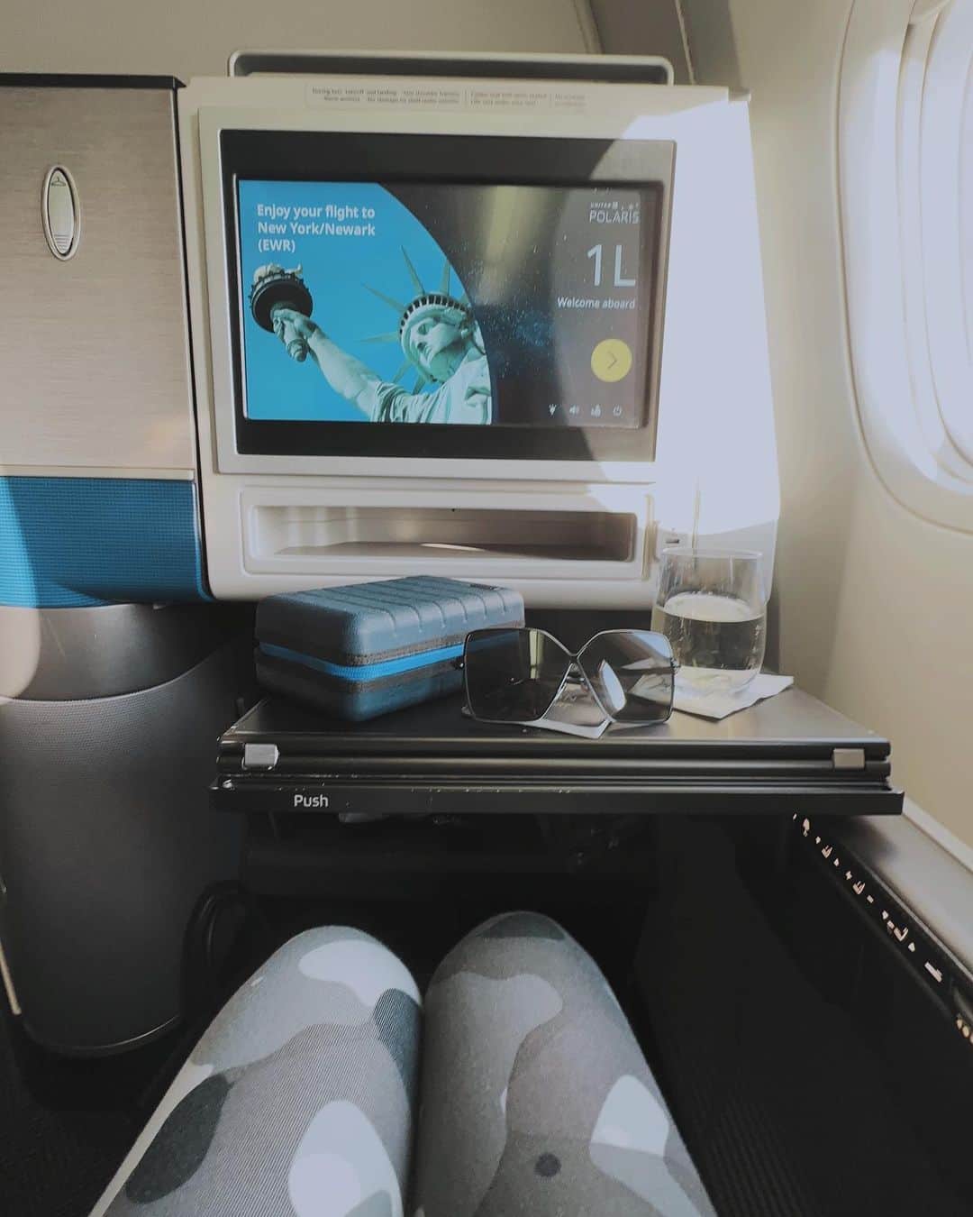 Taki Tanakaのインスタグラム：「Off to New York! 久しぶりの#NY へ。　  今回は短い旅なのですが、新しいプロジェクトがいよいよ始動するための出張なので気合い入れて行って参ります。  ニューヨーク🗽からもなるべくたくさん投稿しますので、お付き合いくださいね。  #newyorkcity #newyork #nyc #izastagram」