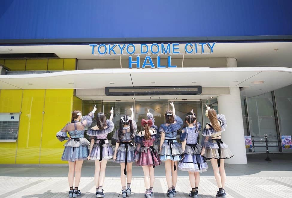 水湊みおさんのインスタグラム写真 - (水湊みおInstagram)「2023/4/8(土) TOKYO DOME CITY HALL 4大都市ツアーファイナル「馬鹿騒ぎ天下布武」  コロナ禍のデビューだったから、声出しや会えることが当たり前じゃなかったからこそ今日のライブがより特別で凄く感動したし、今まで諦めなくて良かったって涙が止まりませんでした  関わってくださった全てのスタッフさん、メンバー、そして私たちのために時間を作って会いに来てくれた皆さん、本当に本当にありがとうございました！  4年目から少しずつ環境が変わってしまうかもしれませんが良いところは残しつつ、さらにパワーアップして帰ってこれるように、私たちももっともっと頑張るけんこれからも応援よろしくお願い致します！ついてきてね  みんなのことが大好きです🫶💙 #ババババンビ」4月10日 17時16分 - minato__mio