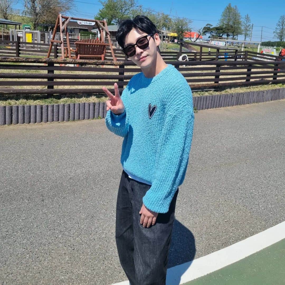 ソン・スンヒョンのインスタグラム：「바람이가 너무 세요오오~~~~~~~~🥶🥶🥶」