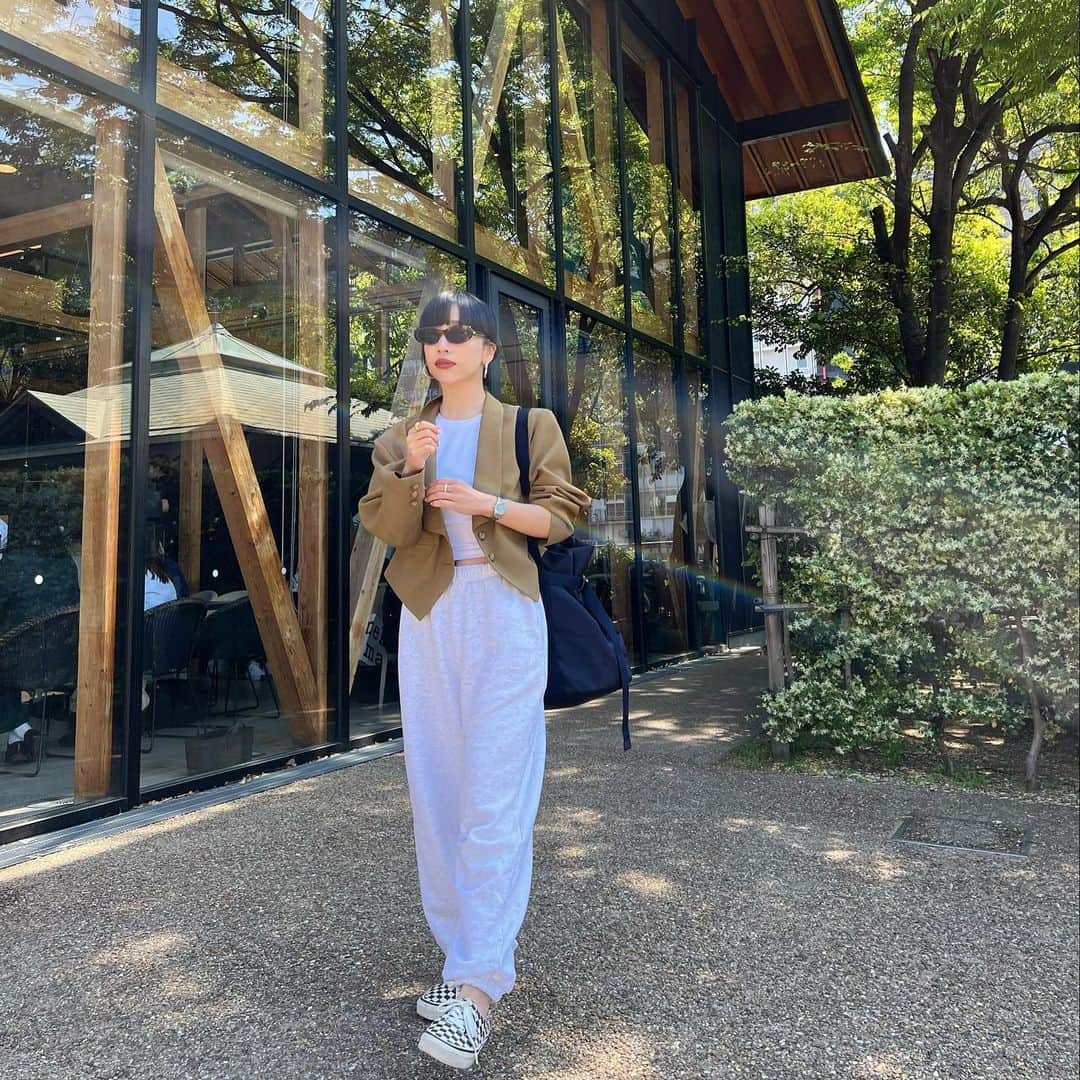 山内一世さんのインスタグラム写真 - (山内一世Instagram)「@sakanoue_mf  🎼🌤🍻 子どもも大人も楽しめる春フェス、 なんとも心地よかったなあ🫶🏻🍃  @meer._official 春の寒暖差もさらりと TUXEDO SHORT JACKETで解決🤎 (軽くてシワにもならないから出先でもさくっと気兼ねなく◎ online storeにてお求めいただけます😌  #坂の上音楽祭2023」4月10日 17時12分 - zu_meer
