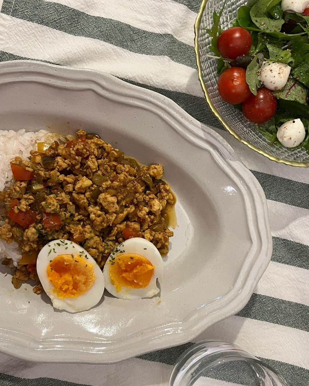 早川聖来さんのインスタグラム写真 - (早川聖来Instagram)「🍛🤍  鶏胸肉とお野菜たっぷりヘルシーなキーマカレーを作りました。  隠し味に#茅乃舎　のコンソメ風の野菜だしを使ってみたのですがとっても美味しかったです✨  （5期生もかっきーもみんなちゃんと食べてるか心配なので私が食べさせてあげられたらいいななんて思います…笑）  #せらずきっちん #乃木坂46 #早川聖来 #seiragram  #乃木坂工事中 見てくれたかな？👀  #一人暮らし #カレー　 #作ったら何日か #カレーになりがち」4月10日 17時12分 - hayakawa.seira.official