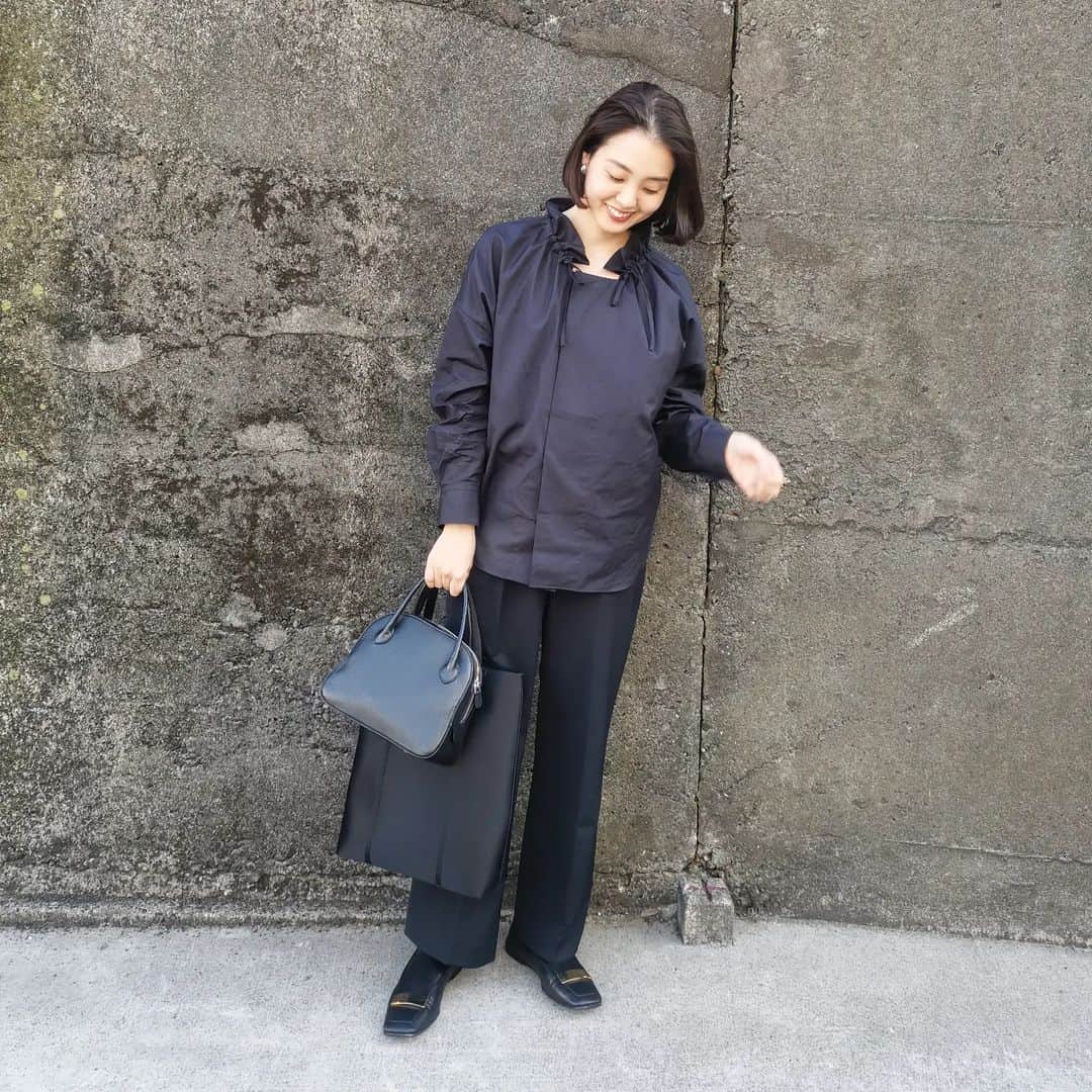 ayaka8880のインスタグラム：「. . 母業ネイビー、始まりました📒 . 早速、２人分のスケジューリングに四苦八苦🥀 . ４月は何かと母業がある。 ５月は連休がある。 ８月や１２月は季節の変わり目で風邪ラッシュなどなど . 年間で仕事と母業のリスクヘッジ考えたら、まともに働ける月はそれほどないと判明👍 . やはり、武器を身につけながらひたすら走り続けるしかないのです⚔ . 覚悟を決めて、明日は入園式🌸 .」