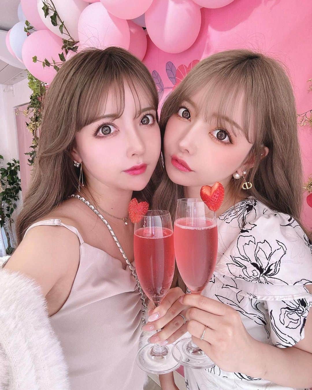 吉川ちえのインスタグラム：「【👧💞👧💓👧💞👧】 . かわいい🍓のシャンパン🥂💓 (ノンアルコール😍❤️笑) ちかさんダウンタイム落ち着いて きたから遊びに行けるようになった🙆‍♀️💓 . #双子 #twins」