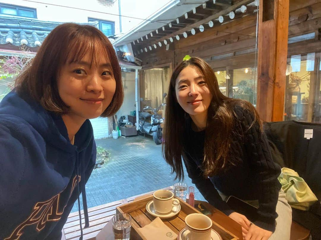 ノ・スサンナさんのインスタグラム写真 - (ノ・スサンナInstagram)「얼마전 현지랑☕️🤍 @konghyunji_  한앵글에선 볼 수 없었던 주화랑 영주 ㅎㅎㅎ얼굴에 다 그림자지고 난리🤣」4月10日 17時18分 - sussanna_noh