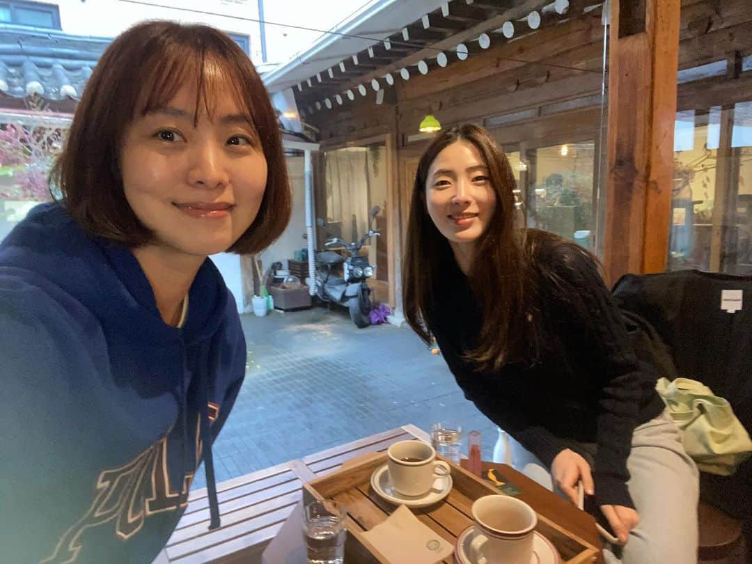 ノ・スサンナのインスタグラム：「얼마전 현지랑☕️🤍 @konghyunji_  한앵글에선 볼 수 없었던 주화랑 영주 ㅎㅎㅎ얼굴에 다 그림자지고 난리🤣」