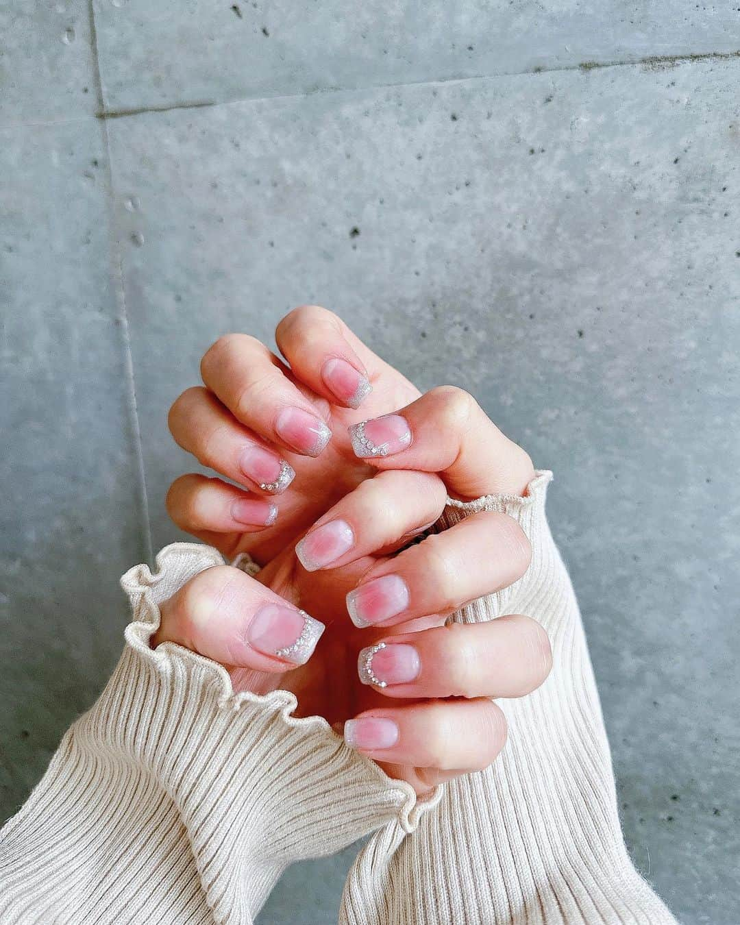 菅野結以さんのインスタグラム写真 - (菅野結以Instagram)「NEW💅🏻💎 ⁡ オーロラマグネットフレンチ×じゅわっとフィグチーク ラインストーン連打も忘れずに、きらきら~ thank you @lapismayu  ⁡ 今月の美容は @tclinic_shinjuku で顎下リニアハイフ 全体は当てずにまるさキープしつつ 顎下とフェイスラインだけすっきりさせたい 地道にやってく🥚 thank you @tclinic_sagara  ⁡ #beauty #nail #nailart #hifu #tclinic #lapis #ネイル #チークネイル #マグネットネイル #ハイフ」4月10日 17時18分 - yui_kanno