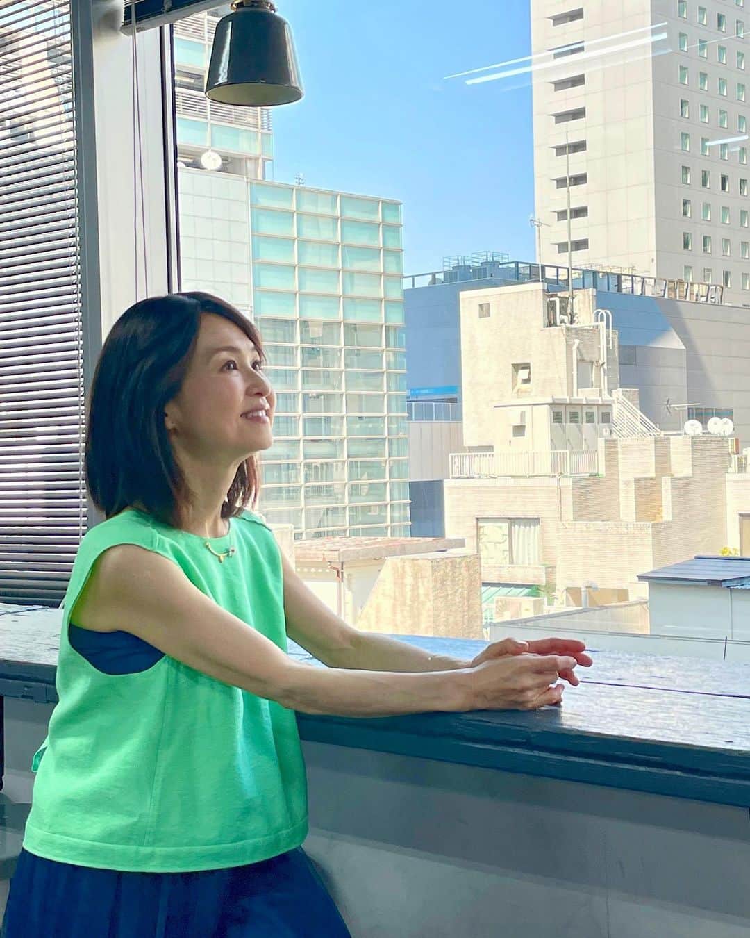 辛島美登里のインスタグラム：「とある撮影の後、衣装探しに出かけたのですが、 割とぎゅうぎゅう🐄🐄なエレベーターに日本人は私とマネージャーさんだけ。 降りる時”excuse me”と言わざるを得ず、ここ外国ですか！と思いました😅 明日のアフパラテーマは「イメージとちが〜う」 キウイを初めて見た時、茶色くて毛深くてびっくりしたなぁ🥝 mail@afpara.jp ４月より西さん日記はFacebook にお引越し中ですfacebook.com/afpara.cfm」