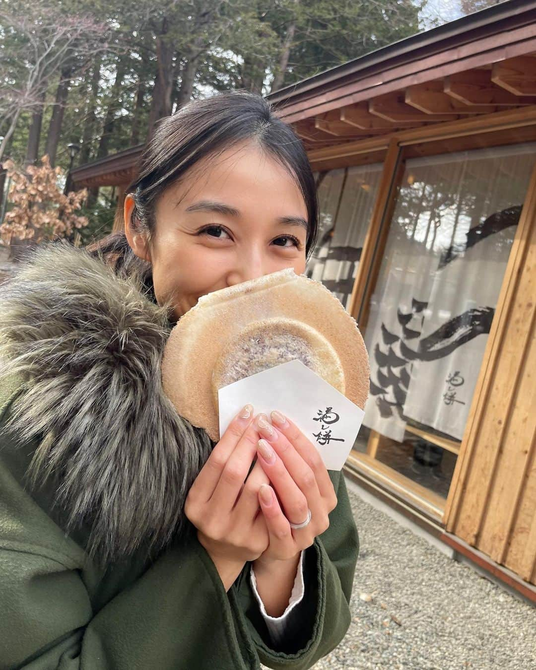 渡辺未優のインスタグラム：「. 今まで数えるほどしか行くことがなかった札幌 結婚して1年の間ですでに3回も訪れている。  これからもお世話になります🤲🏻  先月ははじめて北海道神宮へ 福が広がるという意味が込められてる 福レ餅を食べてご満悦。  少々並んだドーナツ屋さん。 #cantus  だいぶ並んだラーメン屋さん。 #らーめん信玄  #北海道 #札幌」