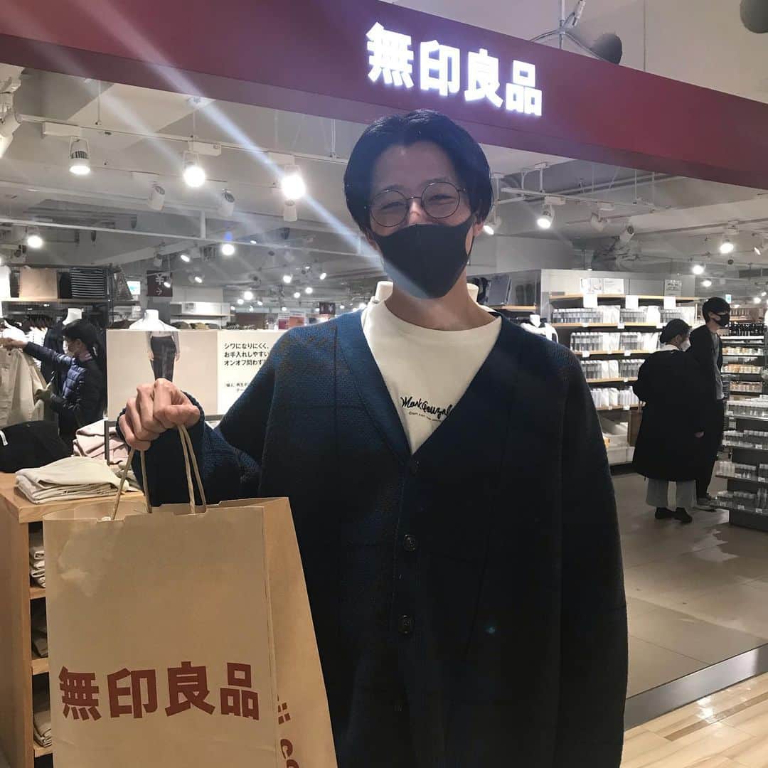 朝地亮介のインスタグラム：「3月の写真たち #無印ムギ #この後つるとんたん2玉食うて死にかける #ボディ王子 #けんちゃんカレー #京セラ草野球 #てらうっちゃん寿司 #花谷見 #花谷見終了寸前に来たケツさん」