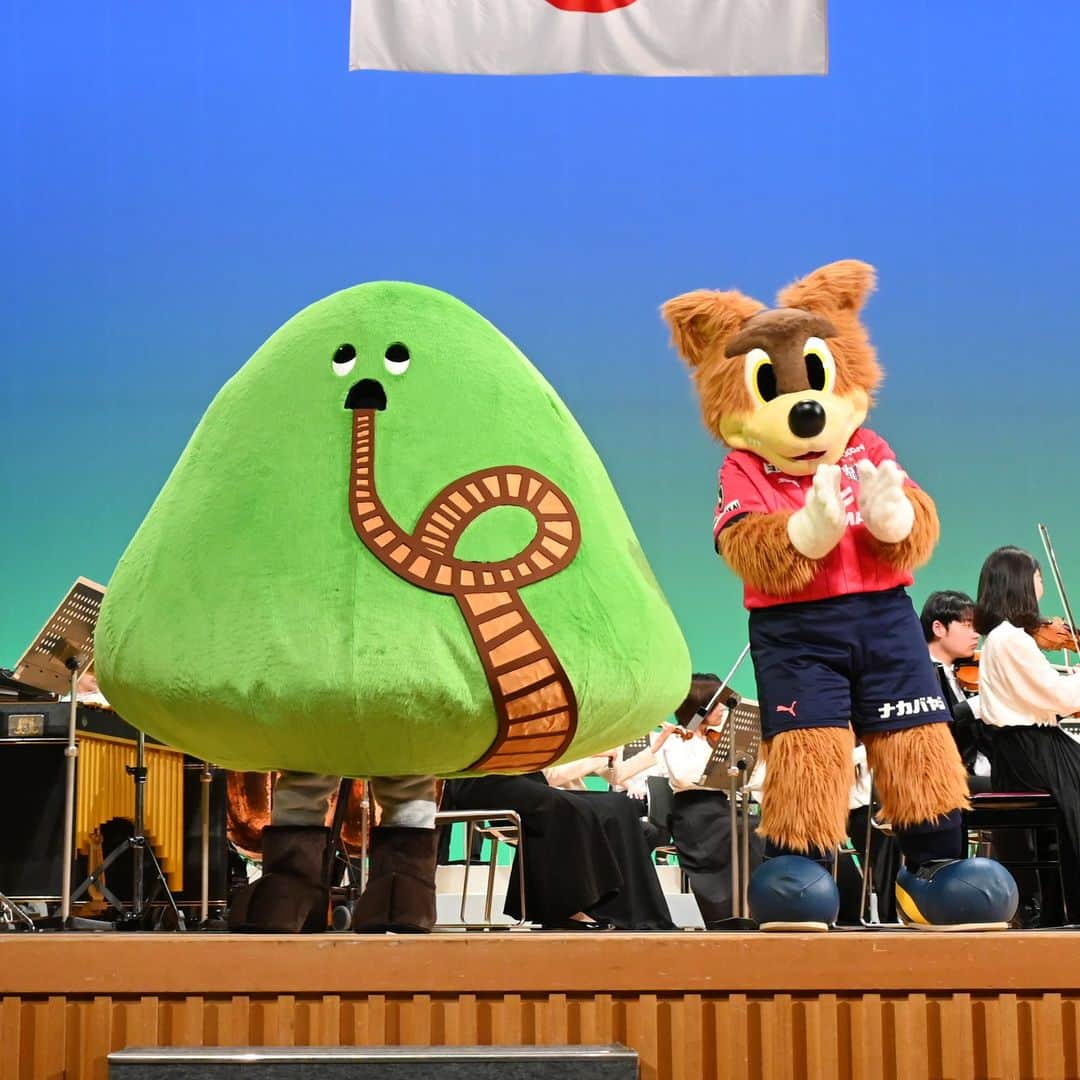 大阪教育大学さんのインスタグラム写真 - (大阪教育大学Instagram)「令和5年度大阪教育大学入学式その2。  記念演奏の様子です。 本学公式キャラクターの「やまお」と「たまごどり」、本学がフレンドシップ協定を結んでいるセレッソ大阪の「ロビー」と「ロビーナ」がお祝いにかけつけました。  #公式インスタグラム #国立大学 #大阪教育大学 #大教 #大教大 #OsakaKyoikuUniversity #OKU #人にまっすぐ。 #教員養成 #教育協働 #入学式 #新入生 #入学おめでとう #やまお #たまごどり #セレッソ大阪 #ロビー #ロビーナ」4月10日 17時23分 - osakakyoikuuniv