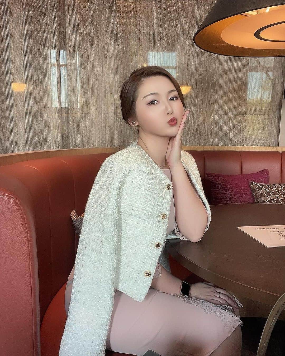 Honokaのインスタグラム：「. . おめでとうの愛であふれてた 1日まるまる幸せ空間やった🥹🥹💕  お似合いすぎるおふたり☺️ ほんまにおめでとう♡  参列者でプチ同窓会みたいになって 色んな話できて懐かしかった🥰 10年前と何も変わらん安心空間🤭  末永く末永く、 ふたりの幸せがつづきますように🕊‎🤍  #1日ありがとう ♡♡♡ #結婚式 #weddingday  #happywedding  #ドレスアップ   #ひとりで生きていけるふたりがそれでも一緒にいるのが夫婦だと思う byTiffany💐  photo by @tsumura_mio」
