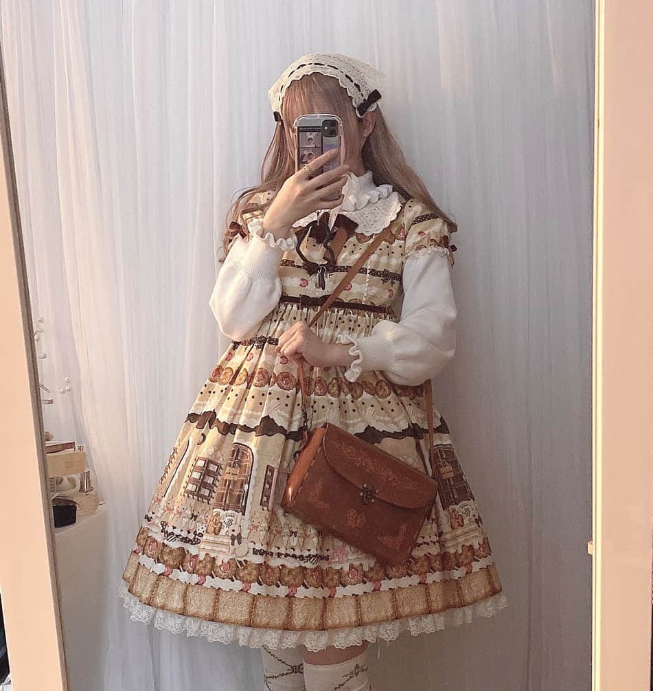 やもはちこのインスタグラム：「🍪sweet cream house🏠 ㅤ ハイウエストがかわいくてお気に入りの服👗 ㅤ ㅤ ㅤ ㅤ ㅤ #fashion #ファッション #お洒落さんと繋がりたい #ootd #コーデ #コーディネート #coordinate #outfit #outfits #outfitpost #angelicpretty #lolitafashion #lolita #ロリィタファッション #ロリィタコーデ #ロリィタ #ロリィタさんと繋がりたい #lolitadress #animefashion #animegirl #로리타 #로리타패션 #Lo娘 #蘿莉 #蘿莉塔」