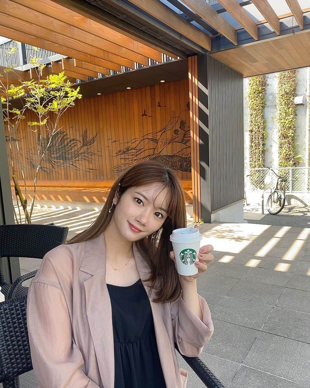 畠中清羅 のインスタグラム：「_  今日は午前中保育園で息子不在のため ママ友と優雅なコーヒーtimeもできて 幸せなひと時を過ごたっ😝💕  娘だけ連れてお出掛けなんて なかなかできなくて我慢させることも 沢山あるけどたまにこんな時間を作れるといいな☕️  今日はお昼にお風呂も済ませて 後はご飯食べて寝るだけ💤  お風呂は夜！って概念を捨ててから めちゃくちゃ楽になりました💁‍♀️  #女の子ママ#ママコーデ#歳の差育児 #公園コーデ#親子コーデ#キッズコーデ」
