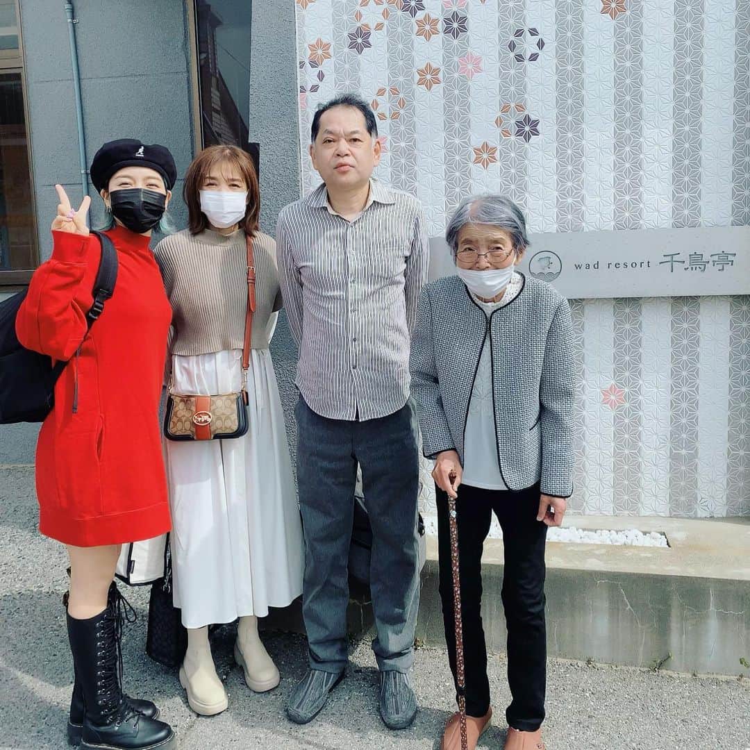 のインスタグラム：「・ ・ おばあちゃん お誕生日旅行 ・ おばあちゃんと 叔父と、ママと4人で 旅行！！ ・ おばあちゃんいつ会えんくなるか わからんから 次回の旅行は 6月です！！！ ・ #御津 #たつの市 #千鳥亭 #海 #家族旅行」