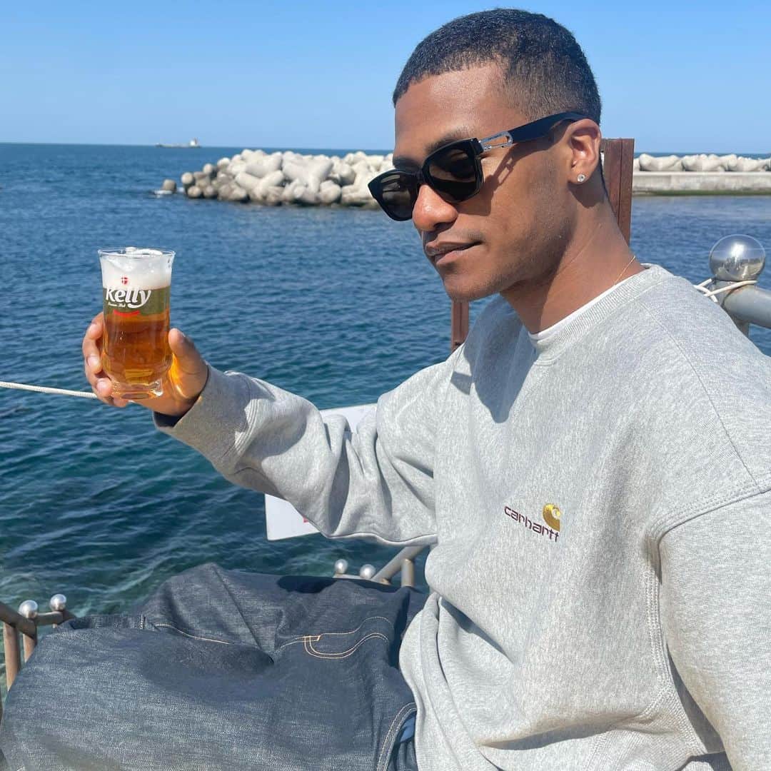 ハン・ヒョンミンのインスタグラム：「#광고   입술에 닿는 거품의 부드러움과  강렬한 탄산감을 동시에 느낄 수 있는 반전라거 #켈리  황금빛 컬러의 시그니처 캐릭터 라인이 매력적인 #라거의반전   @official.kelly.kr」