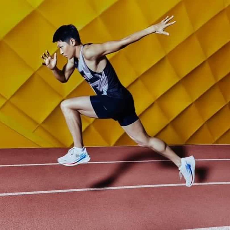 キム・グクヨンのインスタグラム：「#MH#STARBODY  대한민국의 육상 100m 종목의 과거와 현재, 그리고 미래인 김국영 선수 @kimkukyoung 를 만났습니다. 2010년 처음 한국 신기록을 경신한 이후, 2023년 현재까지 스스로 갈아치운 한국 신기록만 다섯 번일 정도로 독보적인 기량을 자랑하는데요.  김국영 선수의 100m 최고 기록은 무려 ‘10초 07’입니다.  자신의 신기록이 곧 대한민국의 기록이 된다는 것을 잘 아는 김국영은 ‘9초대 진입’이라는 목표를 위해 오늘도 내일도 대한민국에서 가장 빠르게 피니시 라인을 통과합니다.   🙋’한국에서 가장 빠른 남자’라는 별명 어떤가요?  🏃‍♂️아무래도 선수로서 자부심이 생깁니다. 그 별명이 언제까지 유지될 지는 제 노력에 달려있음을 잘 알아요. 그렇기에 늘 지치지 않고 최선을 다할 수 있는 원동력이 되어주죠.  🙋 가장 좋아하는 훈련 장소는 어딘가요? 🏃‍♂️역시, 육상 트랙이에요. 그곳만큼 저를 뛰고 싶게 만드는 장소는 없습니다. 100m 출발선에 서서 이미지 트레이닝하는 것을 즐기는데요. ‘01초’로 경기의 결과가 완전히 달라지는 파워풀함과 박진감이 단거리의 매력이라고 생각해요.   🙋육상선수로서 가장 보람을 느낀 순간은 언제죠?  🏃‍♂️<달려라 김국영>이라는 유튜브 콘텐츠를 만들면서 장래가 유망한 육상 선수들에게 조언해줄 기회가 더러 생겼습니다. 이후 그 친구들에게 그 조언이 덕에 경기력이 향상되었다는 이야기를 들었을 때 전에 없던 보람을 느낄 수 있었어요.   𝑻𝒆𝒂𝒎 Men‘s Health 맨즈헬스코리아 @menshealth__korea  #menshealth#health#healthyfood#healthylifestyle#running#runner#sprinter#track#bodyprofile#korea#sport#맨즈헬스#김국영#한국육상#육상#육상선수#러닝스타그램#헬스타그램#러너#러닝#운동소통#한국신기록#달려라김국영#런스타그램#한국#국가대표」