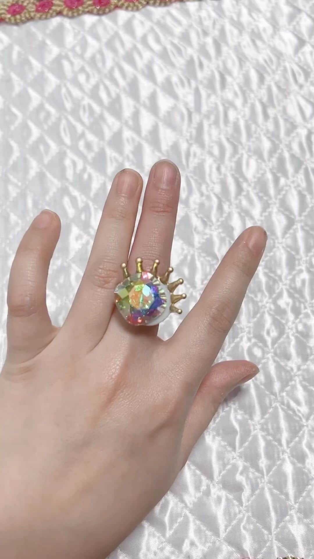 millnaのインスタグラム：「超きらきらに見つめられて💫  .  昔売ってたmillna dollの宝石の目の指輪、まつ毛を真鍮かアクリルに進化させてまた作りたい…  ↓  原型できた！めちゃかわいいのでは…！？  ↓  宝石の目の指輪、試作！！！！！！！！  #handmadejewelry #milkcrown #eyejewelry #指輪 #ring #ハンドメイドアクセサリー #ハンドメイド #3DCG」
