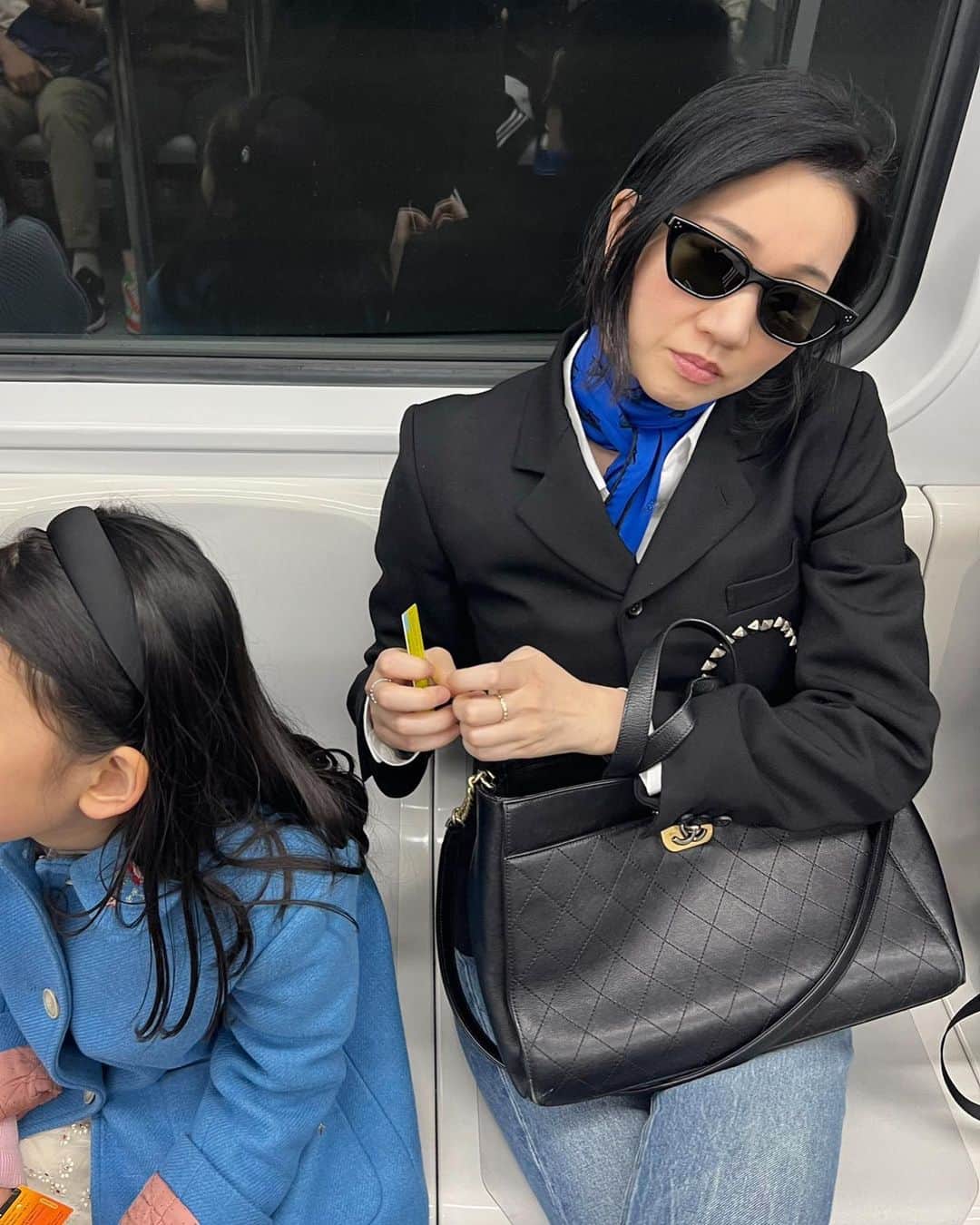チャン・ユンジュのインスタグラム：「결혼식 가려고 화장도 하고 했건만.. 😅 지하철과 잡기놀이를 좋아하는 너를 위해…  #현실판길복순」