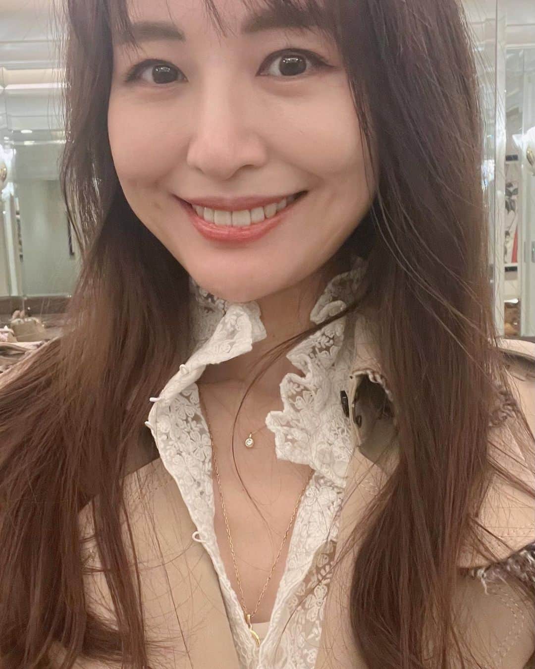 のインスタグラム：「先日 恵比寿のホテルで 鉄板焼きランチへ  たまに可愛い格好して おでかけ 良いね  メリハリが必要ね  #ootd #spring #fashion #model #tokyo #chanel  #春コーデ #40代コーデ #白レース #トレンチコート #バレエシューズ好き」