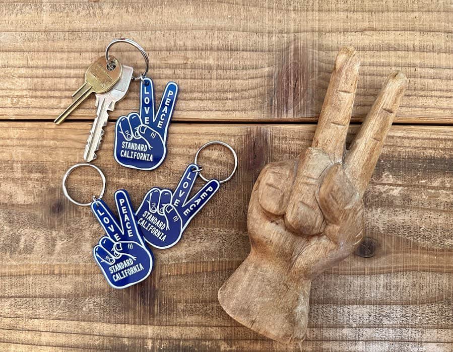 のインスタグラム：「Button Works × Standard California Peace Key Holder  #standardcalifornia  #スタンダードカリフォルニア #buttonworks #ボタンワークス #keyholder  #キーホルダー #internationalshipping #overseashipping #worldshopping #worldshoppingjp」