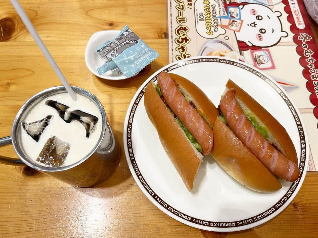 古田敬一さんのインスタグラム写真 - (古田敬一Instagram)「#フルメ  【コメダ珈琲 四ツ橋店】(2回目)  私はコメダ珈琲が好きだ  なぜ好きかと考えてみると幼少期によく連れて行ってもらったキャンプやスキーが間違いなく影響している  泊まる時はいつもロッジ  ひとつひとつに表情があり、温かみのある木々、紛れもなく木にも命があると感じさせてくれる  コメダ珈琲の店内の雰囲気はまさしくそれ  都会の喧騒に紛れながらも、強く逞しく佇むコメダ珈琲  そんなコメダ珈琲にて、前回はエビカツパンを食べたが、だいぶボリューミーだったため、今回は軽くとアイスコーヒーとチリドックを注文  値段を見るとチェーン店のホットドッグにしては少々お高め  「ドトール行こうや」  と私財を服のみに全振りしていた私の中の20代の私が肩を叩く  「いや、もう注文したし無理」  と私  「いや、まだ作ってへんやろ、すいません待ち合わせ場所間違えて店入っちゃいました、申し訳ないですって言ったらいけるやろ」  と20代の私  それに対し瞬時に5種類くらいの返しを思いついた現私であるが「ええやん、食べたことないし食べてみようや、絶対おいしいよ」と菩薩の返し  相手にイラッとさせるでもなく、妥協とも感じさせず、それでいて期待も膨らませる、最高に思いやりのある返し  そう、私は道徳王かつ配慮王でもあるのだ  『いや、ここで1000円払うならバンダナ1枚買いたいわ〜、チッ」  と服が好きすぎて服に関する金銭感覚がバクり振れ、その場の空気度外視の言葉を容易に吐く20代の頃の私  「あはは、たまにはええやん」  と配慮王  そうこうしている間に着丼  写真を撮る前に豆を即食いしているところと、ミルクとシロップを全入れしているところは、流石男の子といったところだろうか  切った袋のしまい方で私の几帳面具合もお分かり頂けるだろう  シンプルな見た目が逆に食欲をそそる  実食  パンがもちふわ  パリッとジューシーなソーセージ、それを下で支え、アクセントも担うコールスロー、噛めば噛むほどに溢れ出る旨味と辛味、それら全てを包み込む大聖母さながらのパン  素晴らしい  長い年月をかけ、歴代担当者が何度も試作に試作を重ね、会議を重ね、ようやっと生み出した黄金比に他ならない  一日も鍛錬を怠ることなく、それを数ヶ月、いや、数年続けてようやく辿り着ける境地  辛味の余韻が残る口に、もはや甘味はデザートの域に到達したアイスコーヒーを流し込む  大変良いお仕事でした  そして私の中の20代の私は言う  「ドトールと何がちゃうねん」  #コメダ珈琲店 #ドトールコーヒー #瞬時に思いついた5種類の返し #ほなお前だけ行けや #もうええてきもいな #声デカいって #お前だけ何も頼まんとかナシやからな #表へ出ろ古田敬一だ覚えておけ今から貴様を屠る者の名だ #道徳王 #配慮王」4月10日 17時36分 - keiichi_furuta0721