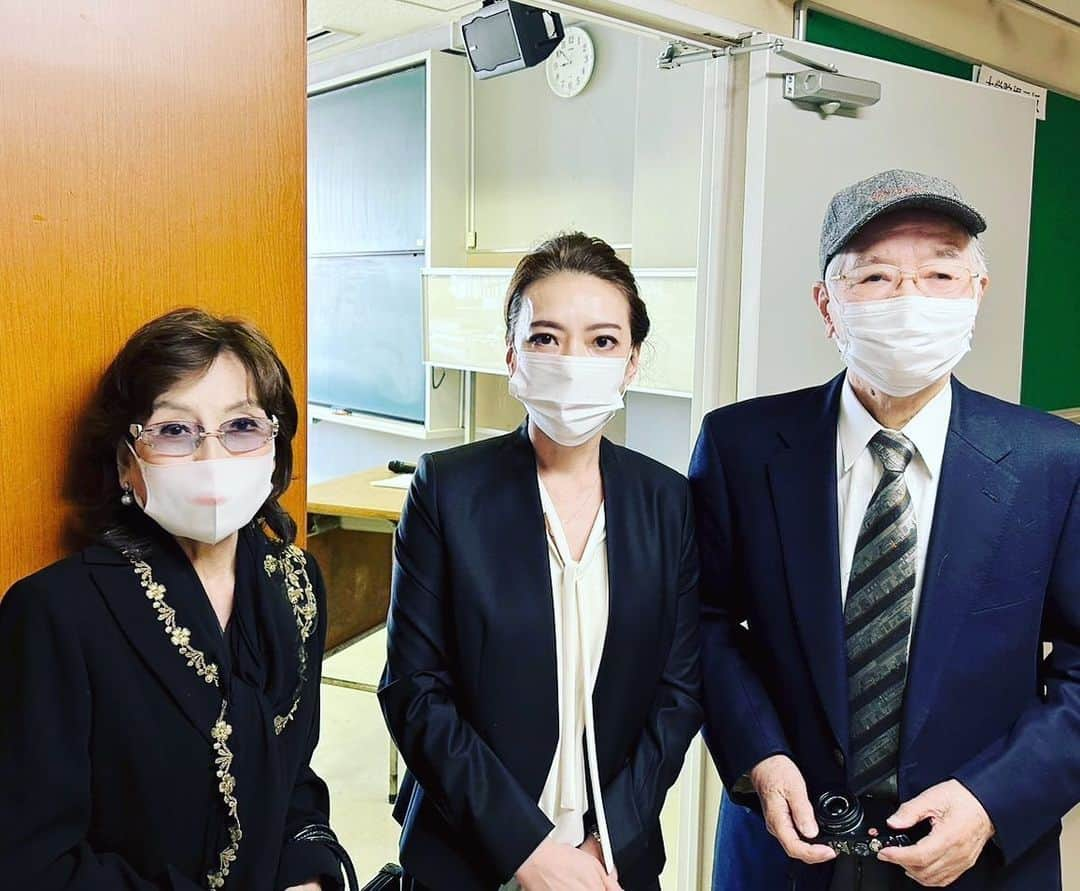 西川史子さんのインスタグラム写真 - (西川史子Instagram)「聖マリアンナ医科大学大学院の入学式でした。 いいから、いいからと言う私に心配だと両親が一緒に出席してくれました。 おそらく最年長の新入生です！ これからの大学院生活ですが、新鮮で刺激に満ち溢れた日々になると想像しています。 尊敬する諸先輩方や同期、後輩もいろいろな人たちとの出会いも楽しみです。 式典では、身の引き締まるお言葉を頂き、4年間真面目に頑張ります😊 #聖マリアンナ医科大学 #大学院 #入学式 #最年長 #新生活」4月10日 17時37分 - dr.ayako_nishikawa