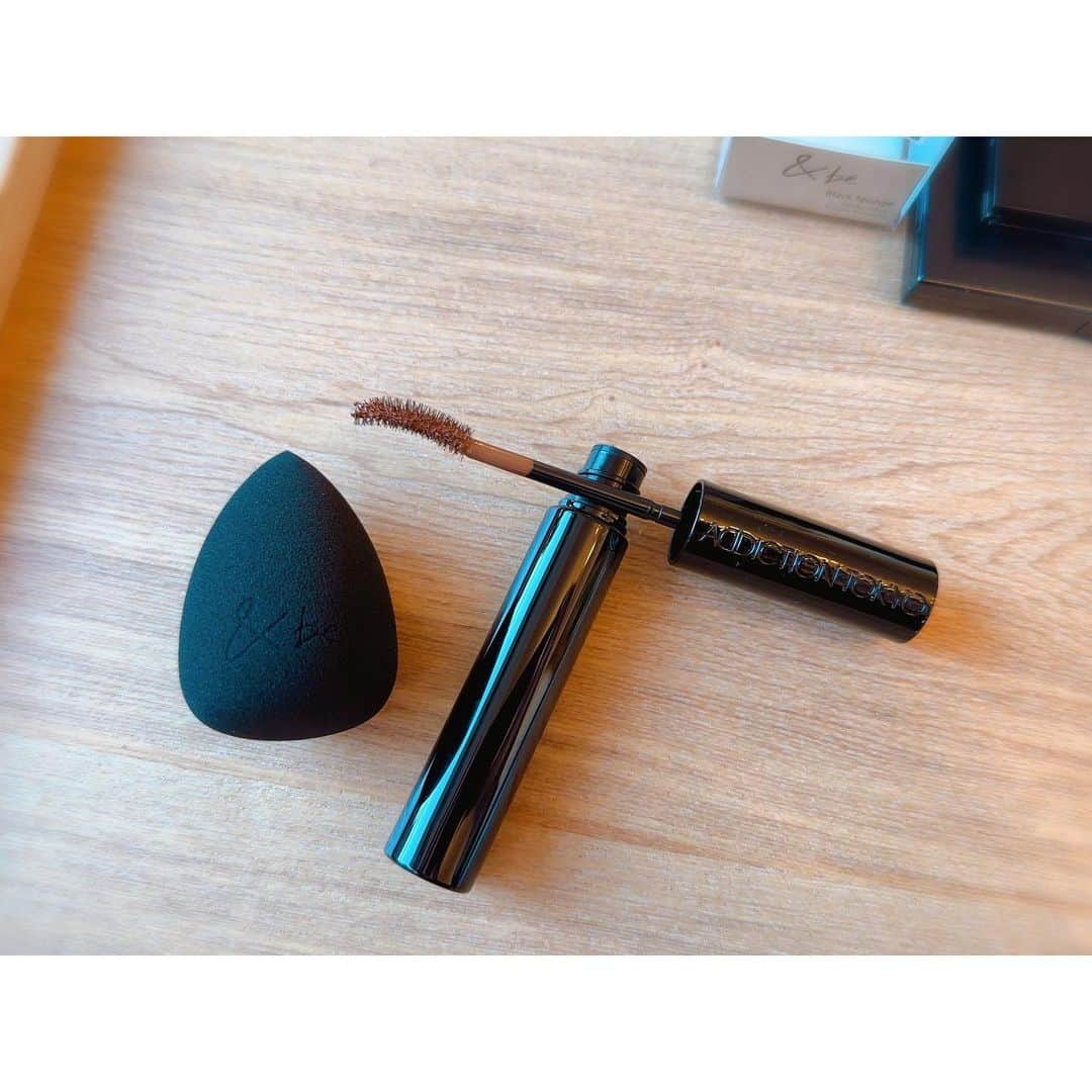 有村実樹のインスタグラム：「💄 久しぶりにカラーマスカラを購入。 ⁡ #アディクション ザ マスカラ インテンス ラッシュ 02 お湯落ちとは思えないパリッとしたボリューム感が良い。 色もはっきり出るけど、白過ぎないからまつ毛の存在はしっかり出ます。 ⁡ ⁡ ついでにこちらも。 #アンドビー  ブラックスポンジ 水で濡らすとふわふわに膨らんで、これでファンデを塗ると毛穴が綺麗に隠れるの☺️ ⁡ ⁡ ⁡ ⁡ ⁡ #スキンケア #美容 #美容好きな人と繋がりたい #メイク #コスメ #コスメ好きさんと繋がりたい #美容研究家 #植物療法士 #有村実樹 #miki_cosmetics_list #毛穴 #カラーマスカラ ⁡ ⁡ ⁡」