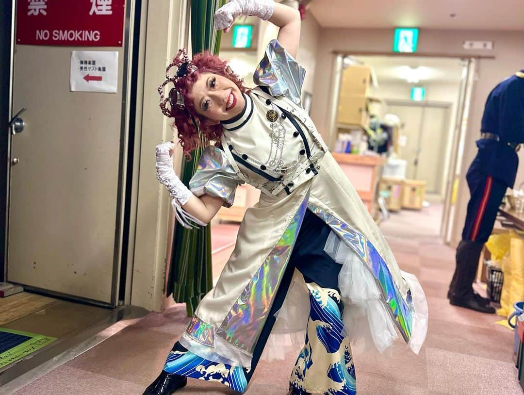 アカネさんのインスタグラム写真 - (アカネInstagram)「梅棒 16th showdown『曇天ガエシ』 全22公演ほんとにありがとうございました🙇‍♂️  毎回の稽古が刺激すぎて 難しすぎて楽しすぎて 本番が快感すぎて 一生忘れることない日々でした😭  最高に素晴らしいみなさまと ご一緒させてもらえて幸せでした🩷  この機会を逃したら 演者として舞台に立つことはなかったと思います。 全公演ぶちかまして悔いはありません！  ここで出会えた全ての皆様に感謝でいっぱいです🩷  本当にありがとうございました🩵  #梅棒 #曇天ガエシ」4月10日 17時39分 - akane813_