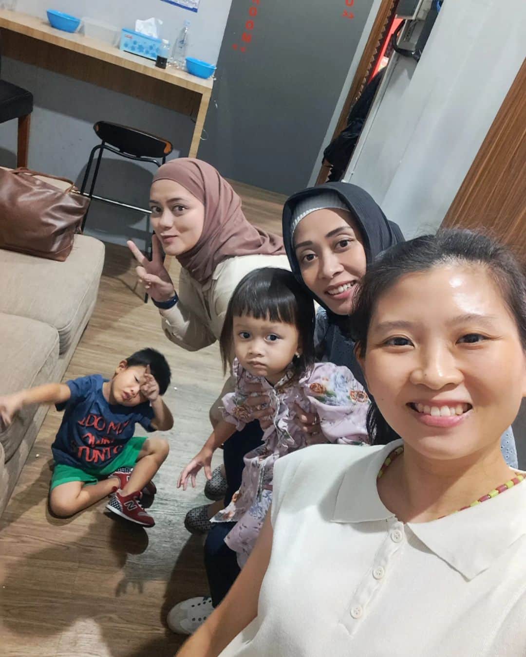 デビー・スサントのインスタグラム：「Fotonya begini deh jadinya gara gara pak mikha maunya duduk di lantai 🤪🤣  @ameliawidy @mariafebe13」
