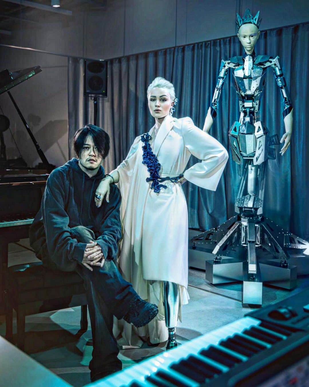 渋谷慶一郎のインスタグラム：「With @viktoriamodesta . 少し前に大阪芸大のAMSL (Android Music Science Laboratory)でオルタ4も入れた3人(?)で即興的なセッションをしたのをWOWWOWが収録してた。見かけは無機質だけど演奏は有機的だった😉 Not long ago, when @viktoriamodesta and I , Alter4 were filming and recording an impromptu session at the AMSL (Android Music Science Laboratory) at Osaka University of Arts in Japan. The three (people?) looked inorganic, but our performance was organic.😉 Photograph by @ninocence」