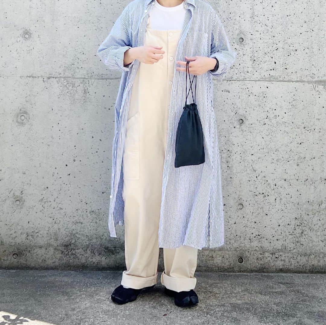 ryokoさんのインスタグラム写真 - (ryokoInstagram)「▪︎  オーバーオールとシャツワンピも大好きな組み合わせ🤝  .  overalls #harvesty dress #harvesty shoes #nike bag #era_goods」4月10日 21時00分 - ryo___ka
