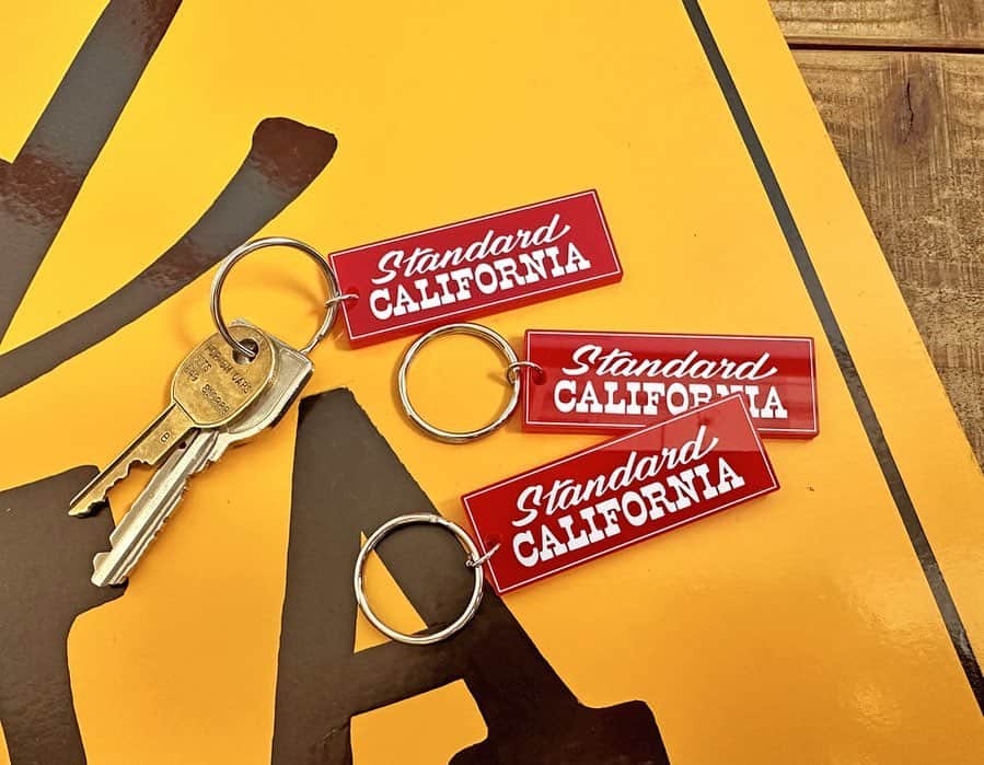 のインスタグラム：「Button Works × Standard California Logo Key Holder  #standardcalifornia  #スタンダードカリフォルニア #buttonworks #ボタンワークス #keyholder  #キーホルダー #internationalshipping #overseashipping #worldshopping #worldshoppingjp」