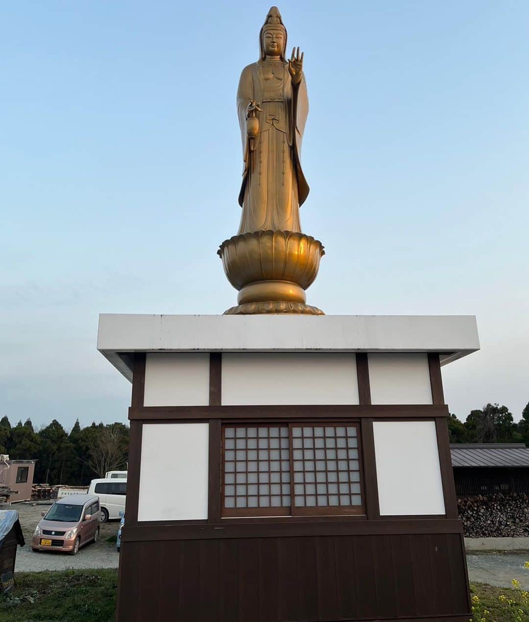 奥井浩之さんのインスタグラム写真 - (奥井浩之Instagram)「【最後まで見ていただけたら嬉しいです🙇‍♂️】 この度人生初のクラウドファンディングにチャレンジする事になりました！！ 今までライブやTVなどでめちゃくちゃスベってきました！そしてその度に沢山周りに助けてもらいました！ ただ今回はスベっても誰も助けてくれません！！！！ 今回チャレンジするのはAIIorNothing方式といって目標額に達成しない場合は全て返金というシステムです🙇‍♂️ 達成しないと今までと同じスベりまくってた俺のままです😅 スベってばっかは嫌なので絶対成功させます！！！！ 入念な打ち合わせリターン品もかなりの打ち合わせを兼ねていい物を揃えました！！見ていただけたら嬉しいです🙇‍♂️ 最高の施設を造るので是非とも応援よろしくお願いします🙇‍♂️🙇‍♂️🙇‍♂️ (ページへはプロフィールのリンクから飛べます✨) ✨クラウドファンディングは5/31まで✨  #トトノウバイ #初のクラファンにチャレンジ #リターン品めちゃくちゃ力入れたので見ていただきたいです✨ #達成しかない」4月10日 17時47分 - o.k.k.u.n