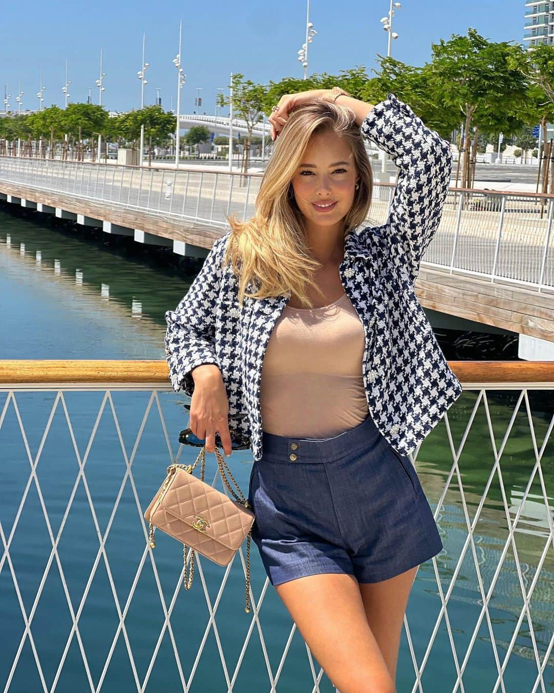 ヴィクトリア・ヴァルガのインスタグラム：「Finishing off Easter with a beautiful lunch by the harbor 🛥  . . #vikyvarga #vikyvargastyle #springwardrobe #watchlover #springlook #springoutfit #grwm #lunchbythesea #dubairestaurants #dubaiharbour #trending #dubaifashion #dubaifoodie #luxurylifestyle #ladolcevita #fashionmodel #currentlywearing #fashionreels #todayimwering #whatiwore #whatiworetoday #ootdshare #mydubai」