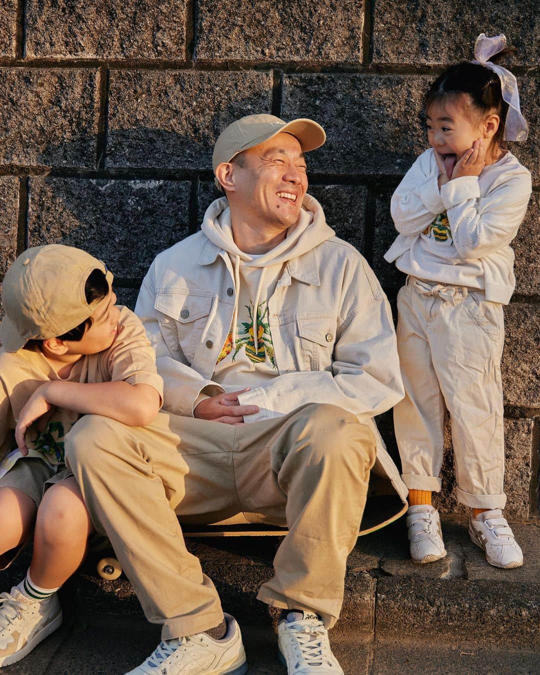 Cazumaxのインスタグラム：「スケーターの岡田晋さんファミリー🤍✨ 2枚目は思いつきで息子さんにシャッター押してもらった写真📸優しくてナチュラルな笑顔の岡田さんの顔が好きー🥹🥹  誰が撮る。を改めて考えた日でした✨ #gap #gapkids #family #家族写真」