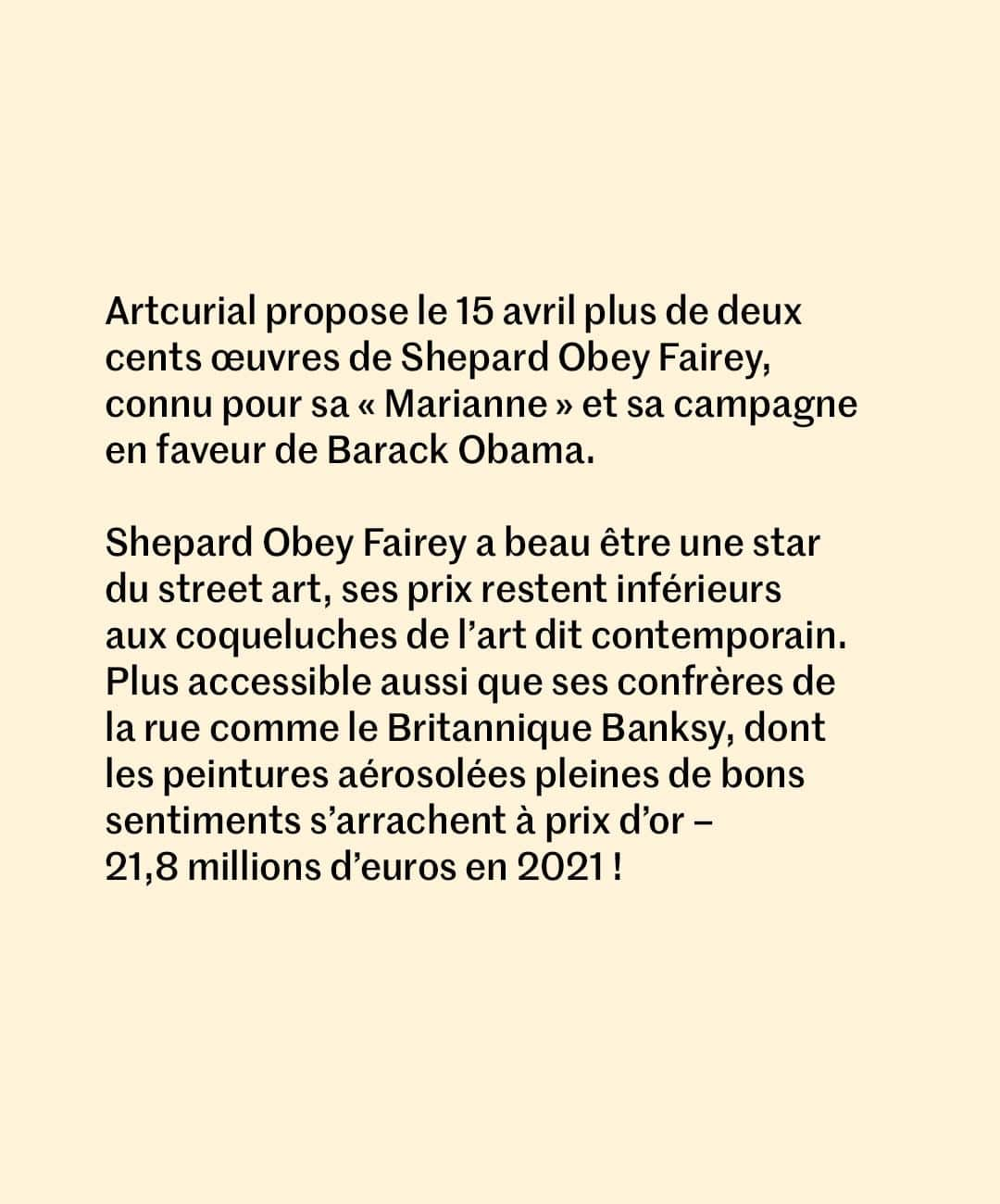 ルモンドさんのインスタグラム写真 - (ルモンドInstagram)「On connaît Shepard Obey Fairey pour sa gigantesque Marianne arborant la devise française « Liberté, Egalité, Fraternité », sur le flanc d’un immeuble du 13e arrondissement parisien. Ou pour sa campagne en faveur de Barack Obama, en 2008, dans laquelle il présentait le futur président américain barré du mot « Hope ».  Artcurial propose le 15 avril plus de 200 œuvres de cet artiste-culte qui, après avoir fait ses premiers pas dans l’art en collant des stickers « Obey Giant », a accédé à une notoriété internationale avec ses pochoirs très graphiques aux couleurs primaires. Une de ses œuvres inspirée de la fresque parisienne, cousine de la toile qu’avait accrochée Emmanuel Macron à l’Elysée, a atteint la somme record de 232 200 euros en 2019. « Entre 2019 et 2022, ses prix sont passés de 250 000 dollars à 735 000 dollars », se félicite Arnaud Oliveux, qui pilote le département art urbain d’Artcurial.  Mais Shepard Obey Fairey a beau être une star du street art, ses prix restent inférieurs aux coqueluches de l’art dit contemporain. Plus accessible aussi que ses confrères de la rue comme le Britannique Banksy, dont les peintures aérosolées pleines de bons sentiments s’arrachent à prix d’or – 21,8 millions d’euros en 2021 ! –, ou l’Américain Kaws dont un tableau mièvre revisitant l’univers des Simpson a dépassé 12 millions d’euros aux enchères en 2019.  Le premier, qui se joue de toutes les autorités – policière, politique ou financière –, est un petit génie de l’autopromotion et de la manipulation, qui a fait de l’anonymat une machine à fantasmes et à cash.  Quoique issu de la scène graffiti, le second est devenu un roi du marketing, capté par les marques de mode comme Uniqlo, Nike ou Comme des garçons. - Vous avez lu 27% de cet article. - Photo : « Liberté, Egalité, Fraternité », 2016. Obey - Retrouvez notre article en suivant le lien linkinbio sur notre profil.⁣⁣ -  #obey #streetart」4月10日 18時00分 - lemondefr