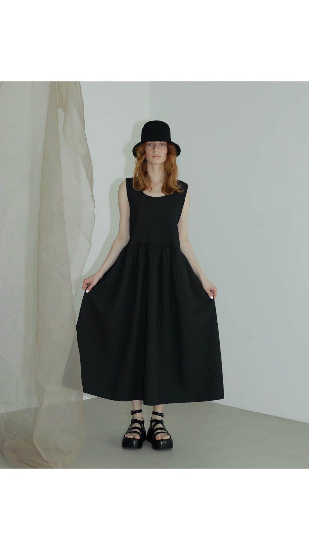 のインスタグラム：「#commingsoon  4/18(火)お昼12:00〜お昼販売スタート  Pocopoco volume dress ¥9,900- color: BLK/IVO size: FREE  凹凸のある生地感がアクセントを効かせるワンピース。 胸下切り替えを入れることで 腰位置を高くスタイルアップして見せてくれます。  一枚での着用はもちろん、季節やシーンに合わせて インナーを重ねての着用もおすすめです。 リゾートシーンにも映えるため デイリーに活躍してくれます。  #AMAIL #アマイル #ロングワンピース」