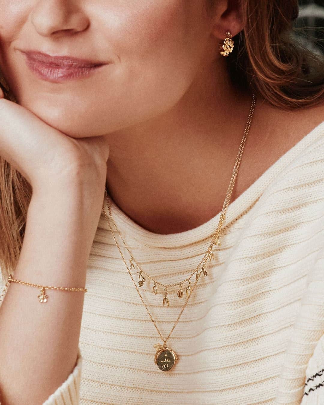 のインスタグラム：「This Bank Holiday, gently layer some of our fine and mainline necklaces to create a real statement with your jewellery ✨  Click the link in the bio to discover more 💛  #AlexMonroeJewellery #ResponsiblySourced #AlexMonroeClassics #NecklaceLayering #FineJewellery #FairminedGold #NecklaceStyling #NatureDesign #HandmadeinEngland #Jewellery #HandmadeJewellery #LoveJewellery」