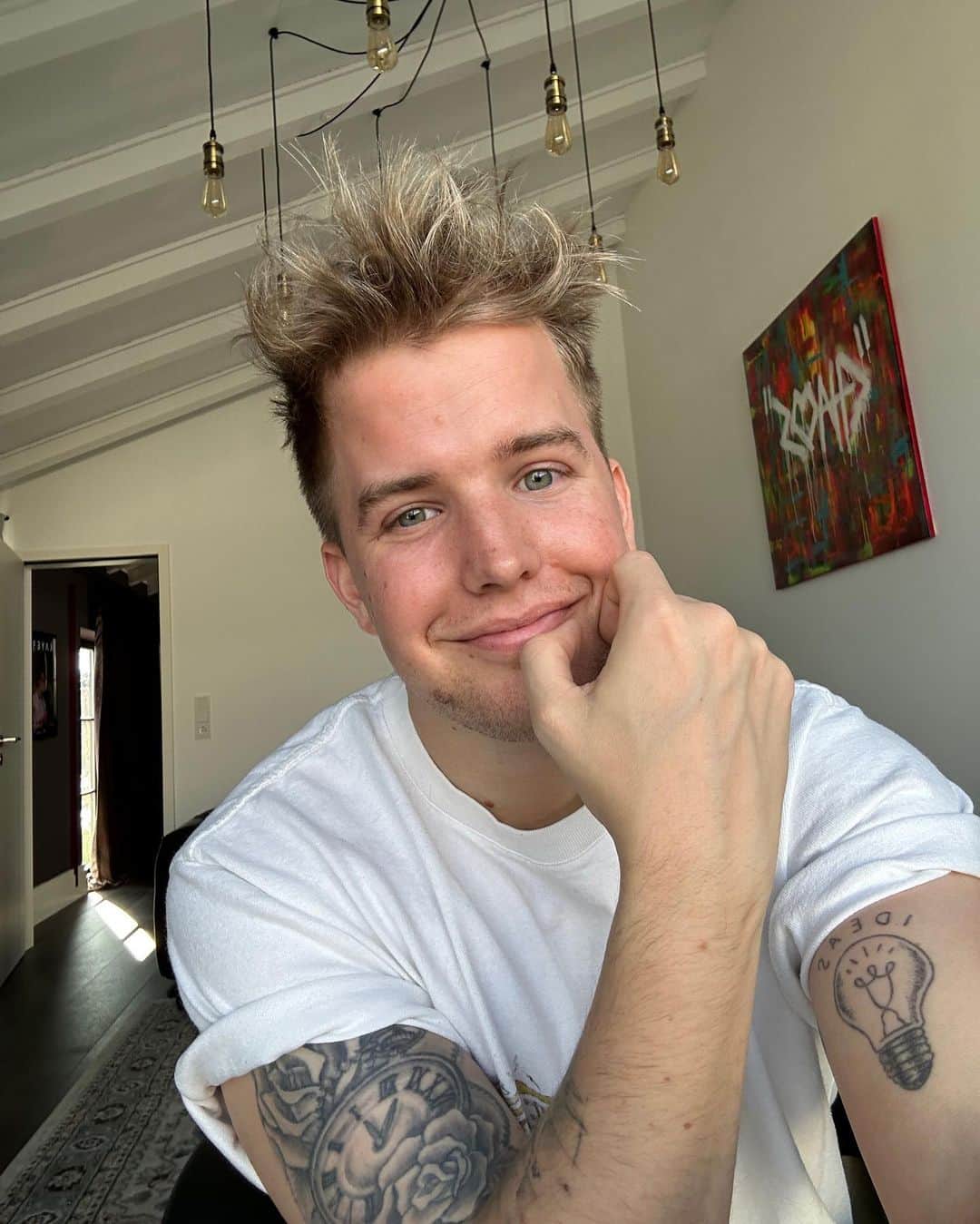 Kayefのインスタグラム：「Frohe Ostern euch allen 🙌🏻 Grüßt doch bitte einmal recht herzlich eure Cousins, Großtanten, Schwippschwager und Stiefonkel zweiten Grades von mir 😊」