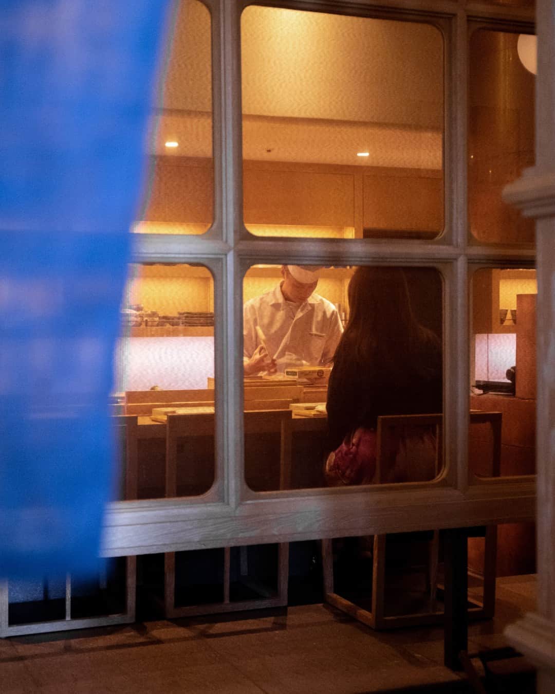 Andaz Tokyo アンダーズ 東京さんのインスタグラム写真 - (Andaz Tokyo アンダーズ 東京Instagram)「52階のルーフトップ バーを奥へと進み、のれんをくぐると現れる大人の隠れ家 『the SUSHI』。 8席のみのカウンターで洗練された空間を演出する店内では、厳選された新鮮な魚介類でお届けする本格的な江戸前寿司をご堪能いただけます🍣寿司職人による熟練された匠の技を余すことなくお楽しみいただける至福の美食をご堪能ください。  Quietly tucked away in the back of a stylish rooftop bar, way up on the 52nd floor, is a secret little hideaway in the form of ""the SUSHI"". Pull back the physical and proverbial curtain and enter a cool, sophisticated, and cosy dining space sporting only a counter and 8 seats, where guests will be served some of the most authentic and delicious Edomae sushi, alongside other carefully selected, fresh seafood dishes. Relish the fully honed skills of top-class sushi chefs in a uniquely intimate, unknown space.  ---------- #andaztokyo #アンダーズ東京 #andaz #東京ホテル #ラグジュアリーホテル #虎ノ門ヒルズ #東京旅行 #ステイケーション #ライフスタイルホテル #ホテルステイ #tokyohotel #luxuryhotels #japantravel #visittokyo #bucketlisttravel #staycation #東京グルメ #thesushi #tokyosushi」4月10日 18時00分 - andaztokyo